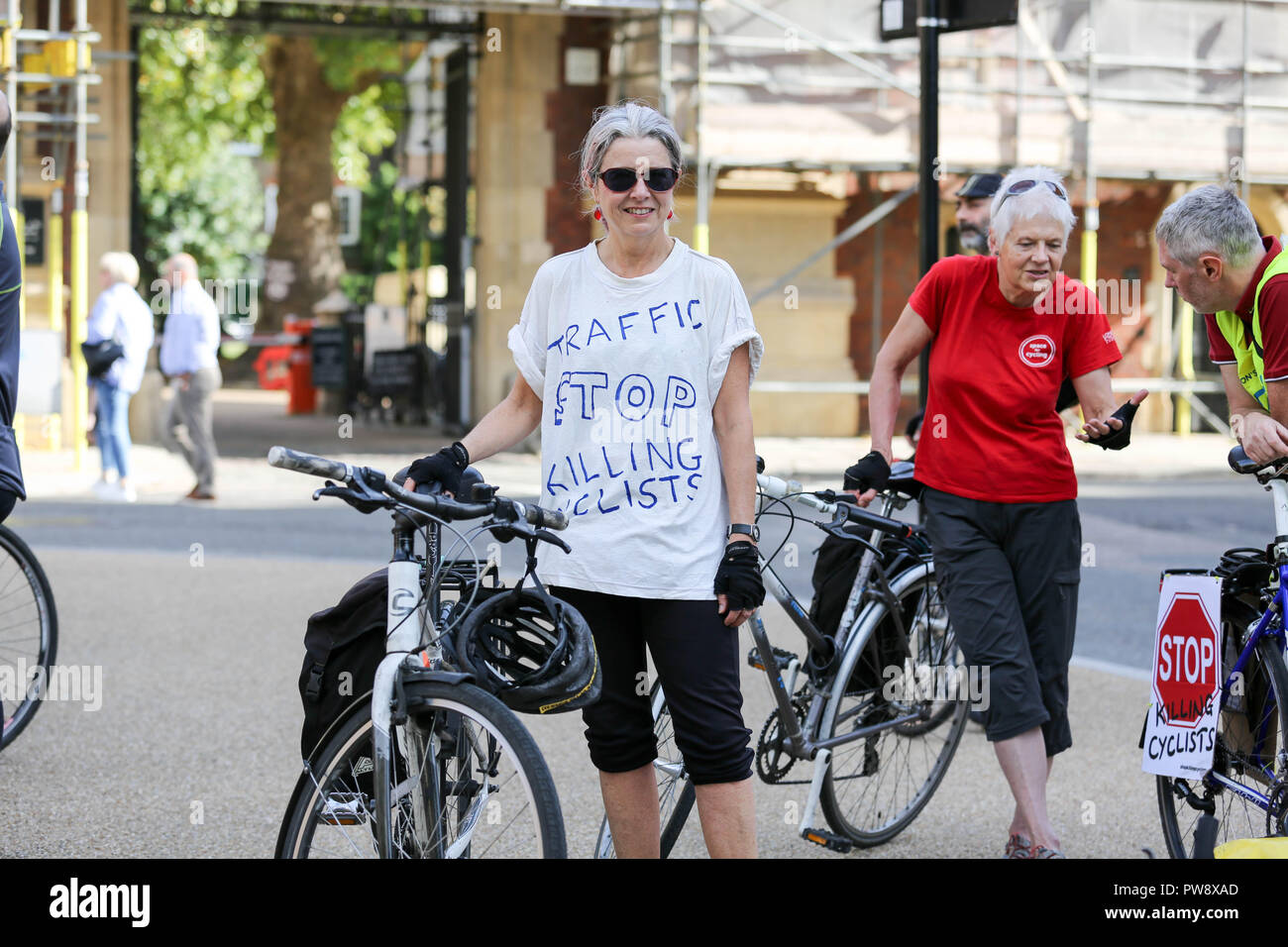 London, Großbritannien. 13 Okt, 2018. Radfahren Gruppen aus London und national für den Beginn einer Protest Fahrt von Lincolns Inn Fields, Parliament Square, alle bestehenden und früheren Regierungen aus allen großen Parteien für ihr Versagen bei der umfassenden Aktionsplan zur sichereren Radfahren zu verurteilen zu sammeln. Penelope Barritt/Alamy leben Nachrichten Stockfoto