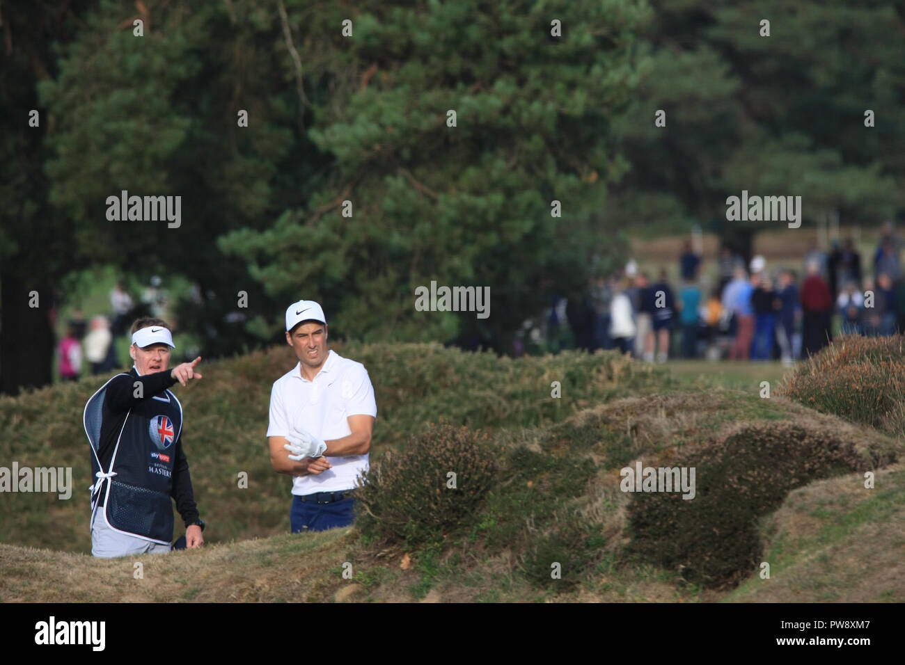 Walton Heath Golf Club, 13. Oktober, 2018. Ross Fisher, lokale Kop aus Surrey, und seine Caddy Esel den Schuß} in der Heide am 15. Loch am dritten Tag am SkySports British Masters Golf Meisterschaft durch Justin Rose Quelle: Motofoto/Alamy Leben Nachrichten gehostet Stockfoto