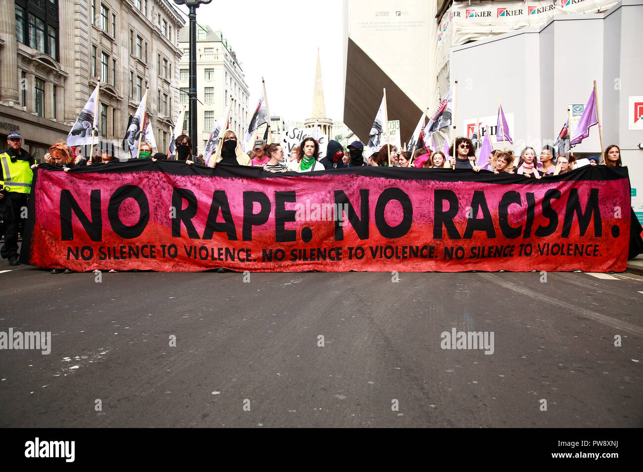 London, Großbritannien. 13. Oktober 2018. Etwa zweitausend Anti faschistischen Männer und Frauen marschierten von Portland Huse in Central London, eine Rallye durch die DFLA demokratischen Fußball Jungs Alliance, die in WhiteHall Rallyesport Waren zu erheben. Es gab unschöne Szenen wie die DFLA frei von Polizei Linien brach kurz vor der Polizei Linien sie zurück gehalten. Die antifaschistische Kundgebung und März blieb weitgehend friedlich. Credit: Natasha Quarmby/Alamy leben Nachrichten Stockfoto