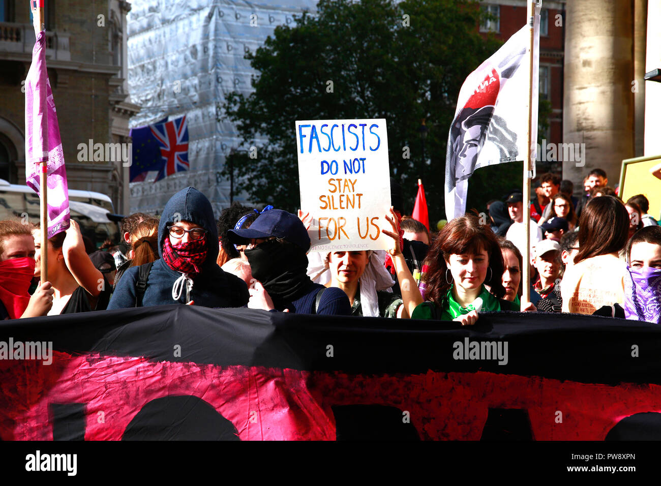 London, Großbritannien. 13. Oktober 2018. Etwa zweitausend Anti faschistischen Männer und Frauen marschierten von Portland Huse in Central London, eine Rallye durch die DFLA demokratischen Fußball Jungs Alliance, die in WhiteHall Rallyesport Waren zu erheben. Es gab unschöne Szenen wie die DFLA frei von Polizei Linien brach kurz vor der Polizei Linien sie zurück gehalten. Die antifaschistische Kundgebung und März blieb weitgehend friedlich. Credit: Natasha Quarmby/Alamy leben Nachrichten Stockfoto