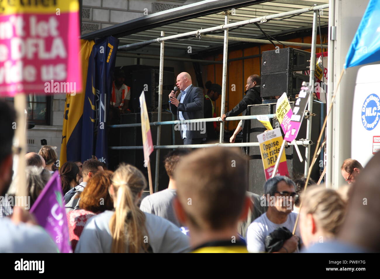 London, Großbritannien. 13. Oktober, 2018. Eine Protestaktion von der Kampagne organisiert Bis zu Rassismus Demonstrationen und Kundgebungen in Whitehall. Der Zweck der Protest war auf der rechten Gruppe DFLA (Demokratische Fußball Jungs Alliance) marschieren durch Whitehall und letzten Parlaments. Stee Hedley, Stellvertretender Generalsekretär der RMT union Adressen der Masse zu verhindern. Roland Ravenhill/Alamy leben Nachrichten Stockfoto