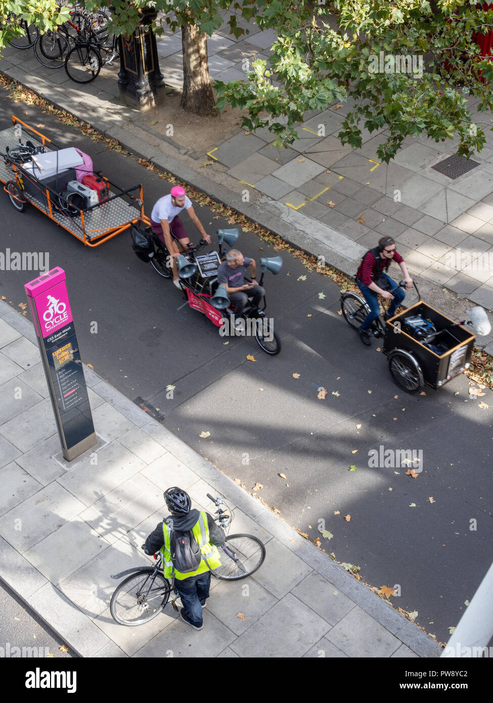 London, England, UK - Oktober 13, 2018: Radfahrer nehmen an der "Pedal für das Parlament durch Töten Radfahrer, einschließlich einer "Nationalen Beerdigung' und 'Die' nennen für größere Investitionen in sichere Infrastruktur für Radfahrer organisiert. Credit: Joe Dunckley/Alamy leben Nachrichten Stockfoto