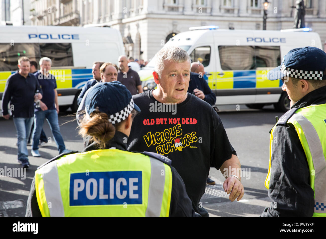 London, Großbritannien. 13. Oktober, 2018. Die Anhänger der rechtsextremen Demokratischen Fußball Jungs Alliance (DFLA) versuchen, durch eine Polizeikette Pass nach antifaschistischen Gruppen, darunter auch viele Frauen aus der Feministisch antifaschistischen Versammlung die Route der Demonstration durch London blockiert. Anti-rassistische Gruppen hielt auch eine Einheit Demonstration mit der DFLA Demonstration zusammenfällt. Credit: Mark Kerrison/Alamy leben Nachrichten Stockfoto