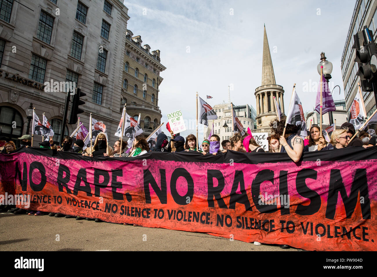 London, Großbritannien. 13. Oktober, 2018. Antifaschistische Gruppen, darunter auch viele Frauen aus der Feministisch antifaschistischen Versammlung März durch London aus Protest gegen eine Kundgebung der Rechtsextremen demokratischen Fußball Jungs Alliance (DFLA). Anti-rassistische Gruppen hielt auch eine Einheit Demonstration mit der DFLA Demonstration zusammenfällt. Der Metropolitan Police auferlegten Bedingungen auf den Demonstrationen zu "ernste Störung und ernste Störungen für das Leben der Gemeinschaft" zu verhindern. Credit: Mark Kerrison/Alamy leben Nachrichten Stockfoto