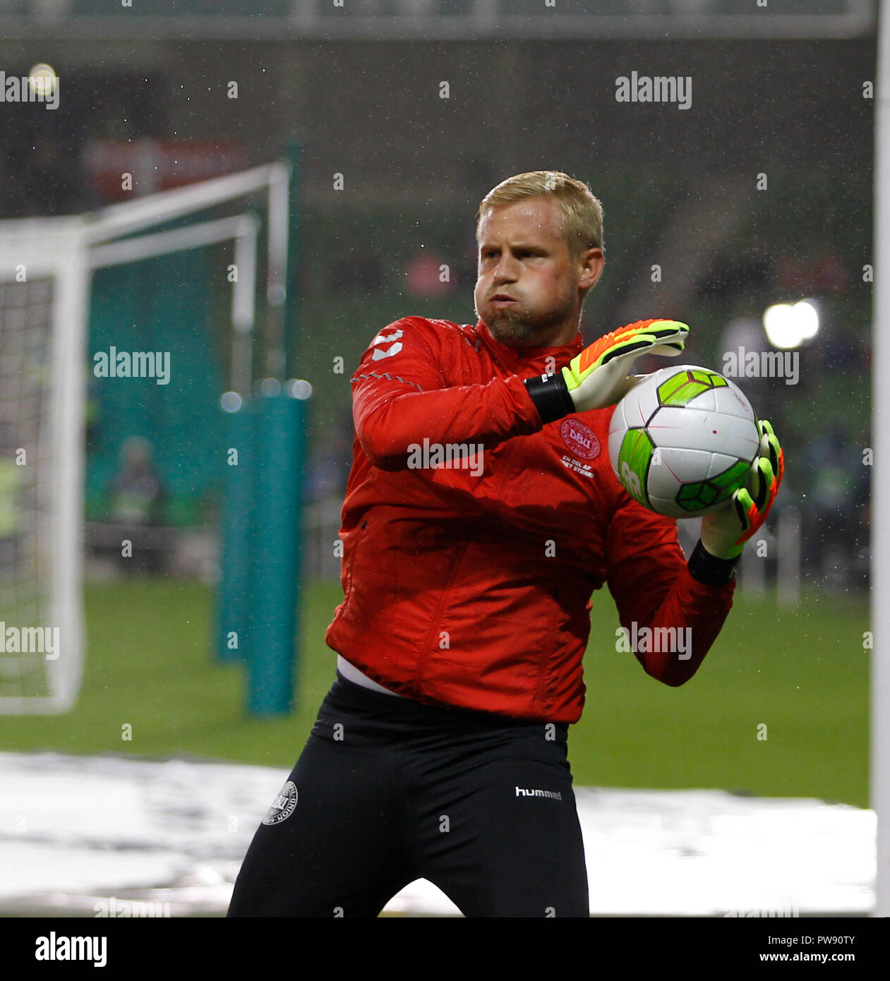 Aviva Stadium, Dublin, Irland. 13 Okt, 2018. UEFA Nationen Liga Fußball, Irland gegen Dänemark; Allgemeine Ansicht Dänemarks Torhüter Kasper Schmeichel im Warm up Credit: Aktion plus Sport/Alamy leben Nachrichten Stockfoto