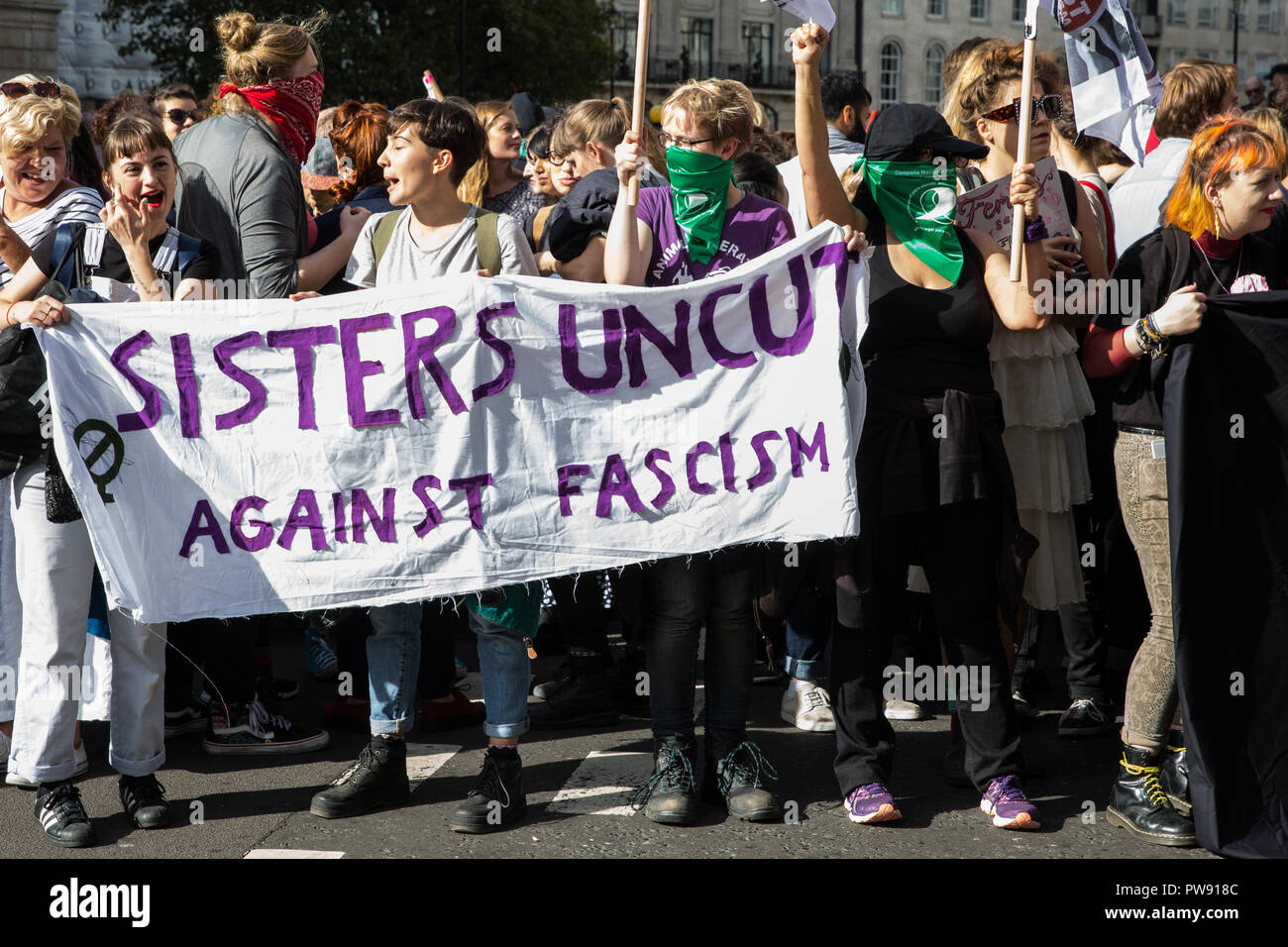 London, Großbritannien. 13. Oktober, 2018. Antifaschistische Gruppen, darunter auch viele Frauen aus der Feministisch antifaschistischen Montage vorbereiten durch London aus Protest gegen eine Demonstration zu März von der rechten Demokratischen Fußball Jungs Alliance (DFLA). Anti-rassistische Gruppen hielt auch eine Einheit Demonstration mit der DFLA Demonstration zusammenfällt. Der Metropolitan Police auferlegten Bedingungen auf den Demonstrationen zu "ernste Störung und ernste Störungen für das Leben der Gemeinschaft" zu verhindern. Stockfoto