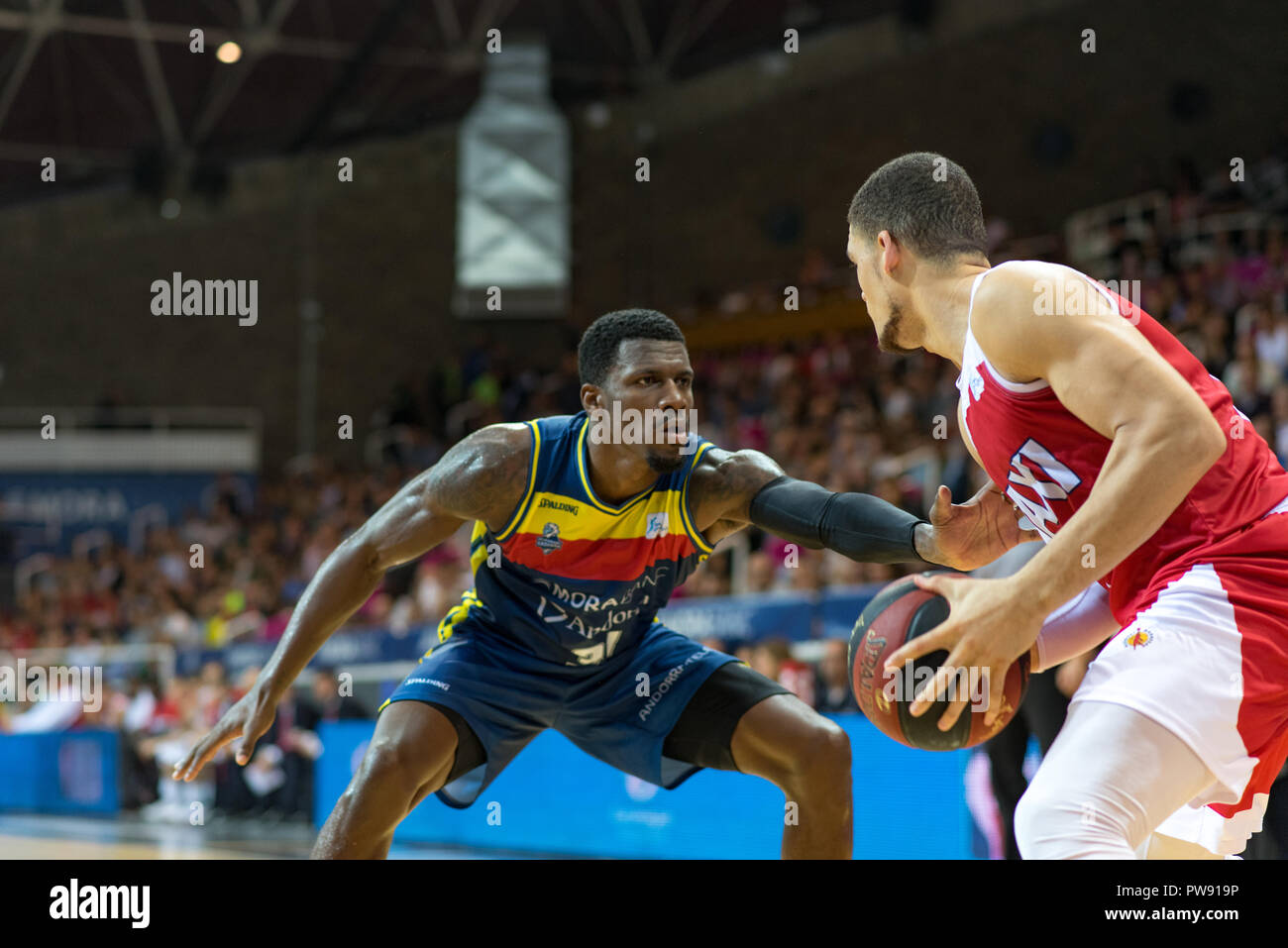 ANDORRA LA VELLA, ANDORRA - 13. Oktober 2018: Die französische base Mora Banc Andorra Andrew Albicy Angriffe mit der Kugel für Mora Banc Andorra LIGA ENDESA ACB-Spiel zwischen Morabanc Andorra BC und BAXI MANRESA an Poliesportiu d'Andorra Stadium am Oktober 13, 2018 in Andorra La Vella. Quelle: Martin Silva Cosentino/Alamy leben Nachrichten Stockfoto