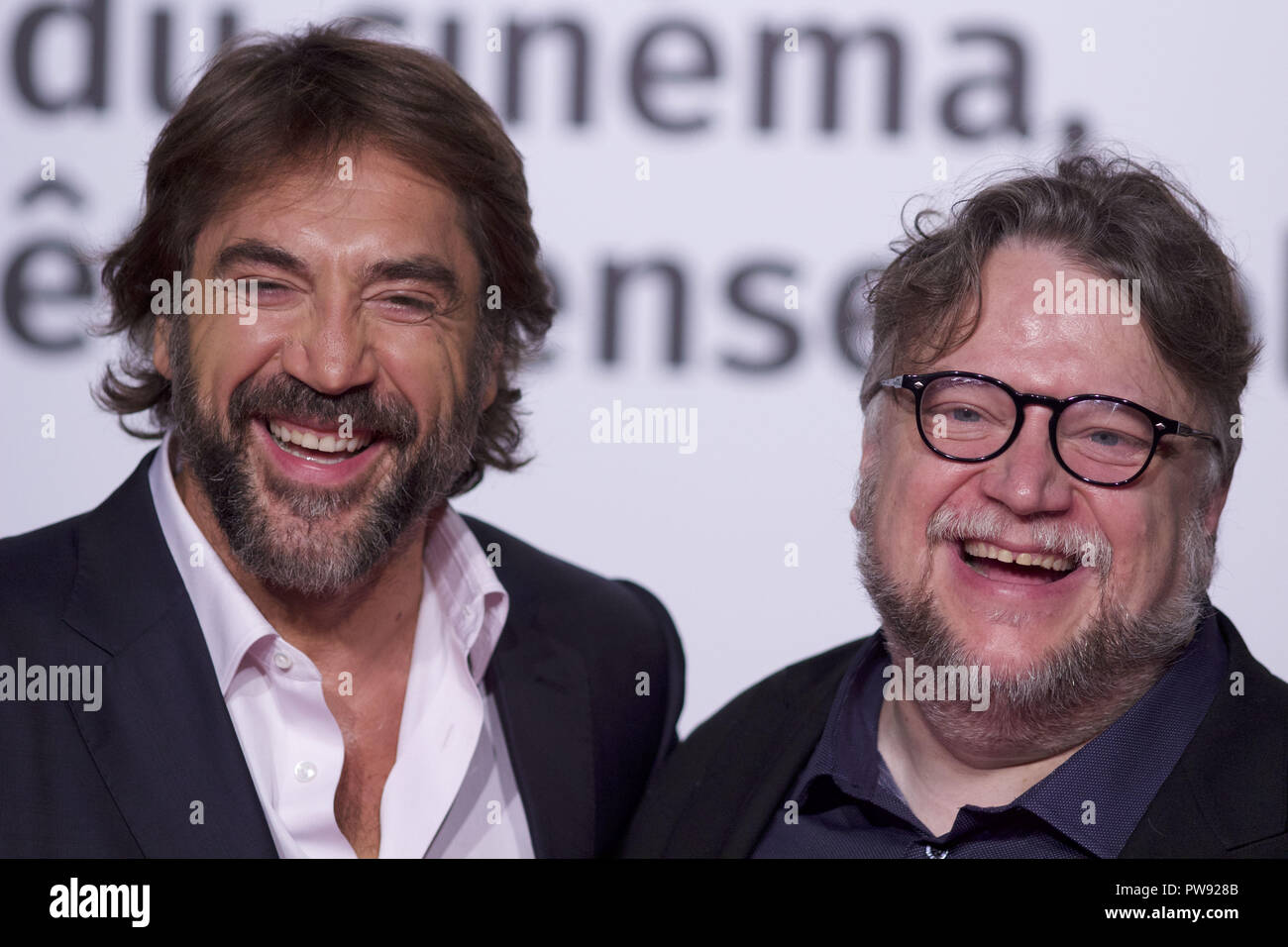 Lyon, Frankreich. 13 Okt, 2018. Schauspieler Javier Bardem und Regisseur Guillermo Del Toro während rad Teppich Anreise für die Eröffnungsfeier der 10. jährlichen Festival Lumiere, in der Halle Tony Garnier statt. Das Festival Lumiere ist eine jährliche Film Festival jedes Jahr im Oktober statt, zu Ehren der Gebrüder Lumiere, die Kinematographie in den 1890er Jahren erfunden. Credit: James Colburn/ZUMA Draht/Alamy leben Nachrichten Stockfoto