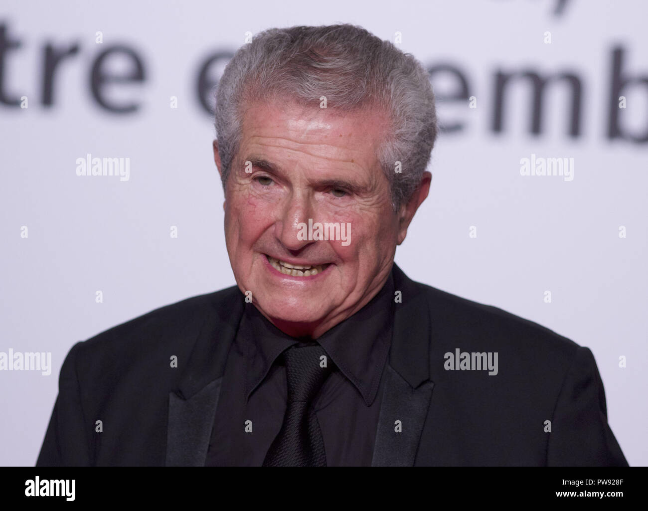 Lyon, Frankreich. 13 Okt, 2018. Der französische Regisseur Claude Lelouch posiert für die Fotografen bei der Eröffnung der 10. jährlichen Festival Lumiere, in der Halle Tony Garnier, Lyon, Frankreich, statt. Das Festival Lumiere ist eine jährliche Film Festival jedes Jahr im Oktober in Lyon statt. Das Festival zu Ehren der LumiÃ¨re Brüder, die die Kinematographie in Lyon im Jahr 1895 erfunden. Das Festival konzentriert sich auf die Geschichte des Kinos mit einem Line-up der Werke der Vergangenheit durch restaurierten Kopien, Retrospektiven und Hommagen gewidmet. Credit: James Colburn/ZUMA Draht/Alamy leben Nachrichten Stockfoto