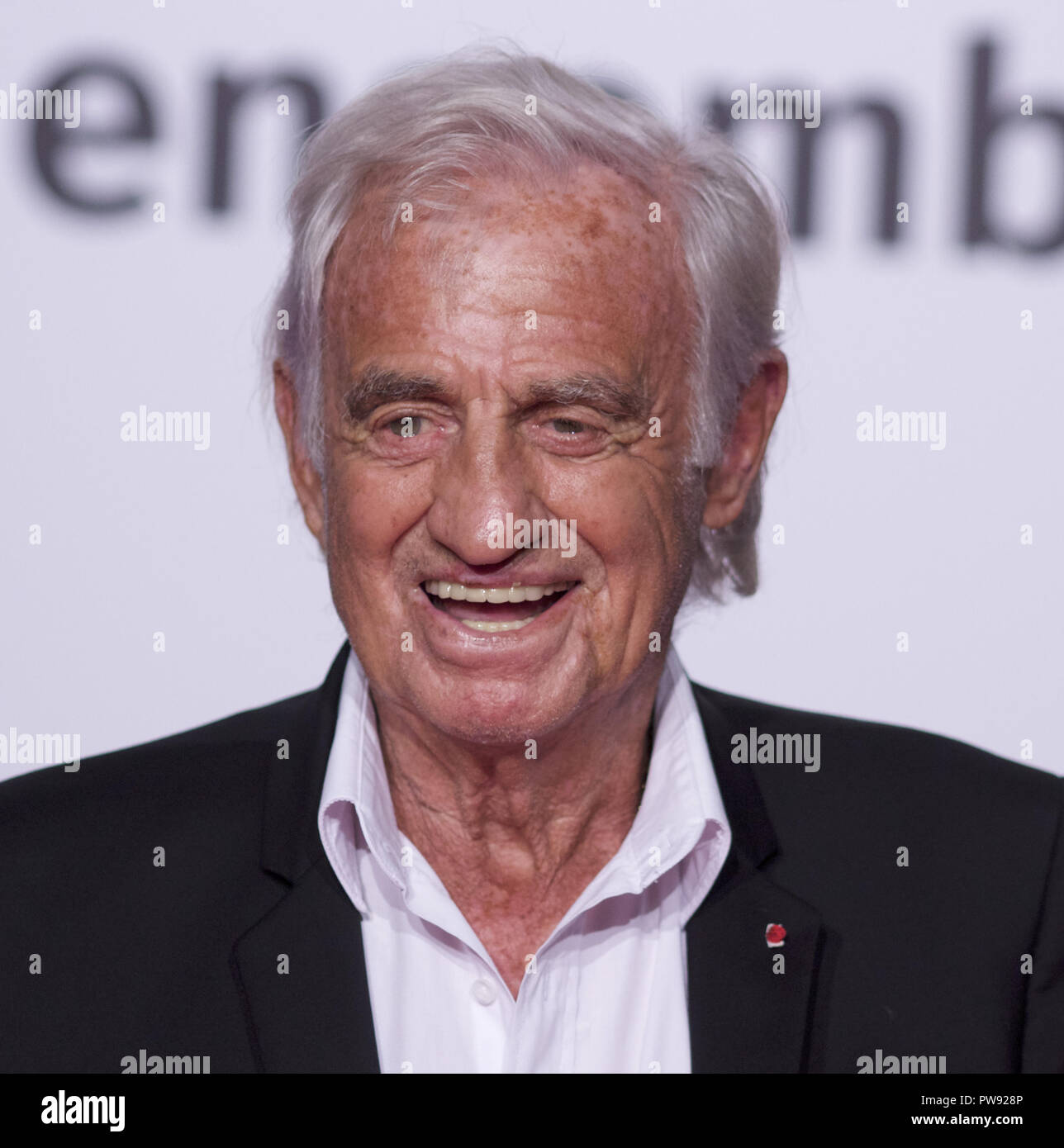 Lyon, Frankreich. 13 Okt, 2018. Berühmte französische Schauspieler Jean-Paul Belmondo posiert für die Fotografen bei der Eröffnung der 10. jährlichen Festival Lumiere, in der Halle Tony Garnier, Lyon, Frankreich, statt. Das Festival Lumiere ist eine jährliche Film Festival jedes Jahr im Oktober in Lyon statt. Das Festival zu Ehren der LumiÃ¨re Brüder, die die Kinematographie in Lyon im Jahr 1895 erfunden. Das Festival konzentriert sich auf die Geschichte des Kinos mit einem Line-up der Werke der Vergangenheit durch restaurierten Kopien, Retrospektiven und Hommagen gewidmet. Credit: James Colburn/ZUMA Draht/Alamy leben Nachrichten Stockfoto