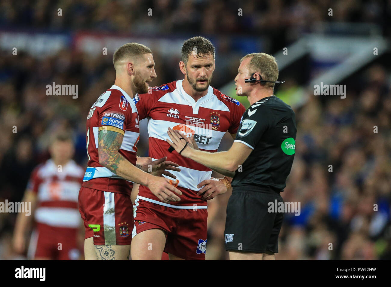 Manchester, Großbritannien. 13. Oktober 2018, Old Trafford, Manchester, England; Betfred Super League Grand Final, Wigan Warriors v Warrington Wölfe; refaree Rob Hicks zieht Sam Tomkins von Wigan Warriors und Sean O'Loughlin von Wigan Warriors auf der einen Seite und erzählt Ihnen zu beruhigen Mark Cosgrove/News Bilder Credit: Aktuelles Bilder/Alamy leben Nachrichten Stockfoto