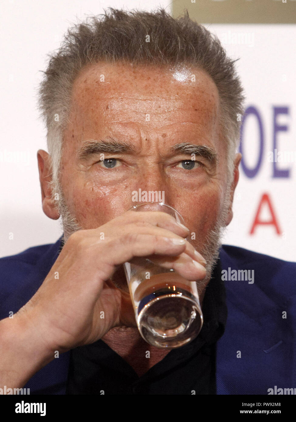 Kiew, Kiew, Ukraine. 13 Okt, 2018. Österreichisch-US-amerikanische Schauspieler und ehemaliger Gouverneur von Kalifornien Arnold Schwarzenegger gesehen Trinkwasser während einer geschäftlichen Konferenz. Olerom Forum Ein die jährliche Business Forum mit einer Nachricht von Mensch und Technologie Transformation von Gelegenheiten, Geschäftsleute aus der Ukraine gesammelt, den GUS-Staaten und Europa. Credit: Pavlo Gontschar/SOPA Images/ZUMA Draht/Alamy leben Nachrichten Stockfoto