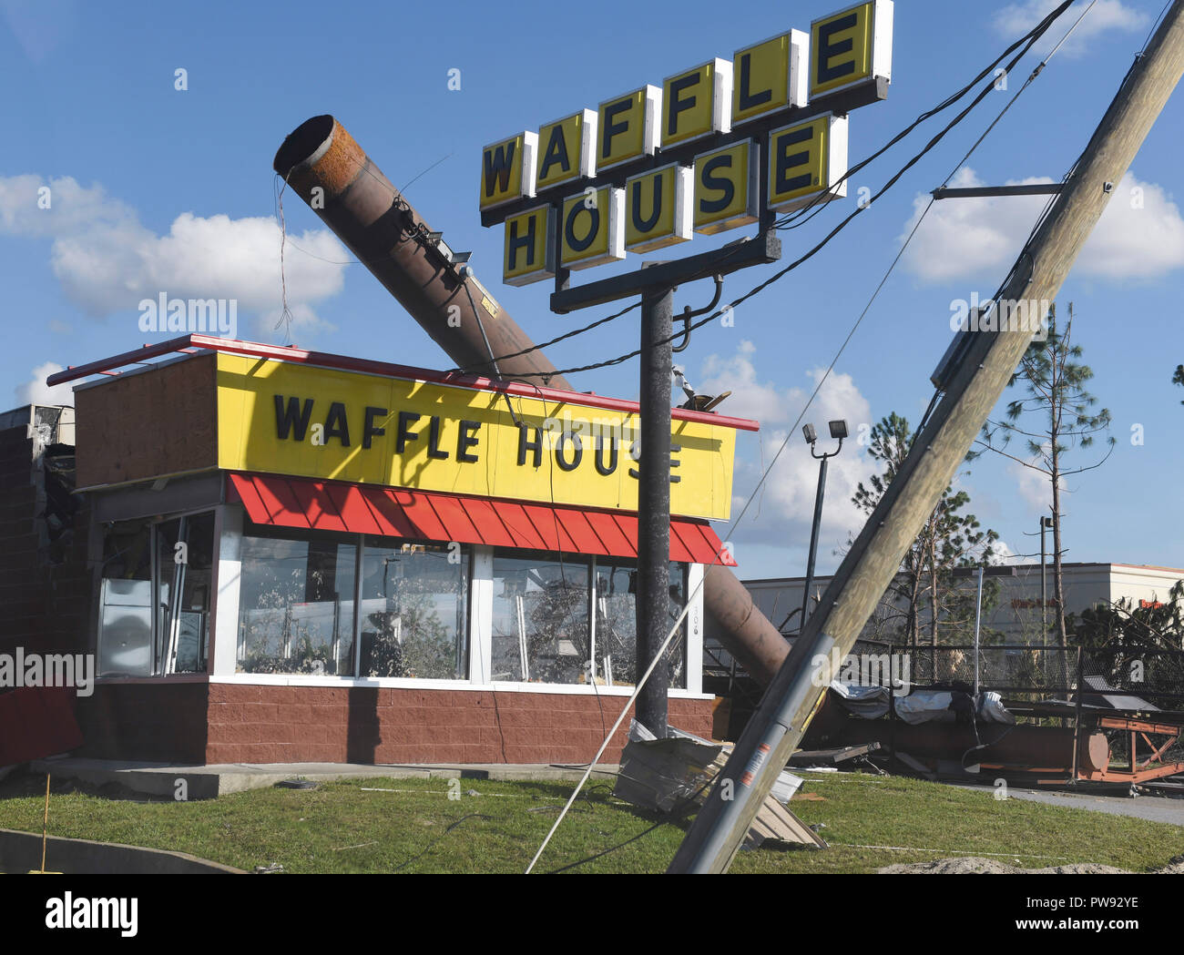 Schäden an ein Waffle House an der Tyndall Air Force Base in der Nachmahd des Hurrikans Michael als der Sturm hinterließ eine Schneise der Zerstörung über den Pfannenstiel Region Florida Bereich Oktober 12, 2018 in der Nähe von Panama City, Florida. Die Kategorie 4 Monster Sturm tötete mindestens 6 Personen ad hinter katastrophale Schäden entlang der nordwestlichen Florida links. Stockfoto