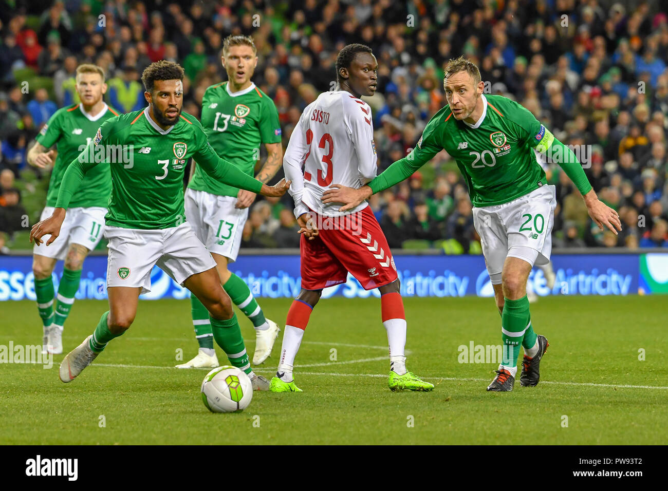 Dublin, Irland. 13 Okt, 2018. Cyrus Christie und Richard Keogh in Aktion während der Rep. von Irland vs Dänemark UEFA Nationen Liga Match im Aviva Stadium. Ergebnis 0-0 Credit: Ben Ryan/SOPA Images/ZUMA Draht/Alamy leben Nachrichten Stockfoto