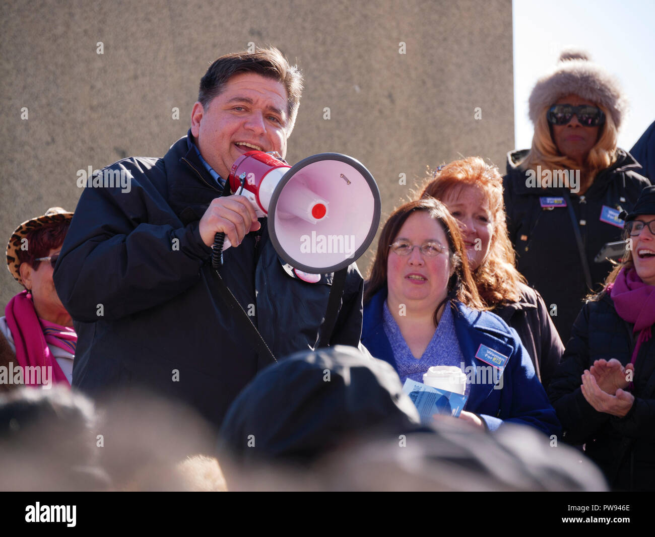 Chicago, Illinois, USA. 13. Oktober 2018. Illinois demokratische gubernatorial Anwärter J.B. Pritzker Adresse eine Masse von Fans vor der heutigen Frauen Rally und März. Herr Pritzker sucht republikanische Gouverneur Bruce Rauner zu lösen. Quelle: Todd Bannor/Alamy leben Nachrichten Stockfoto