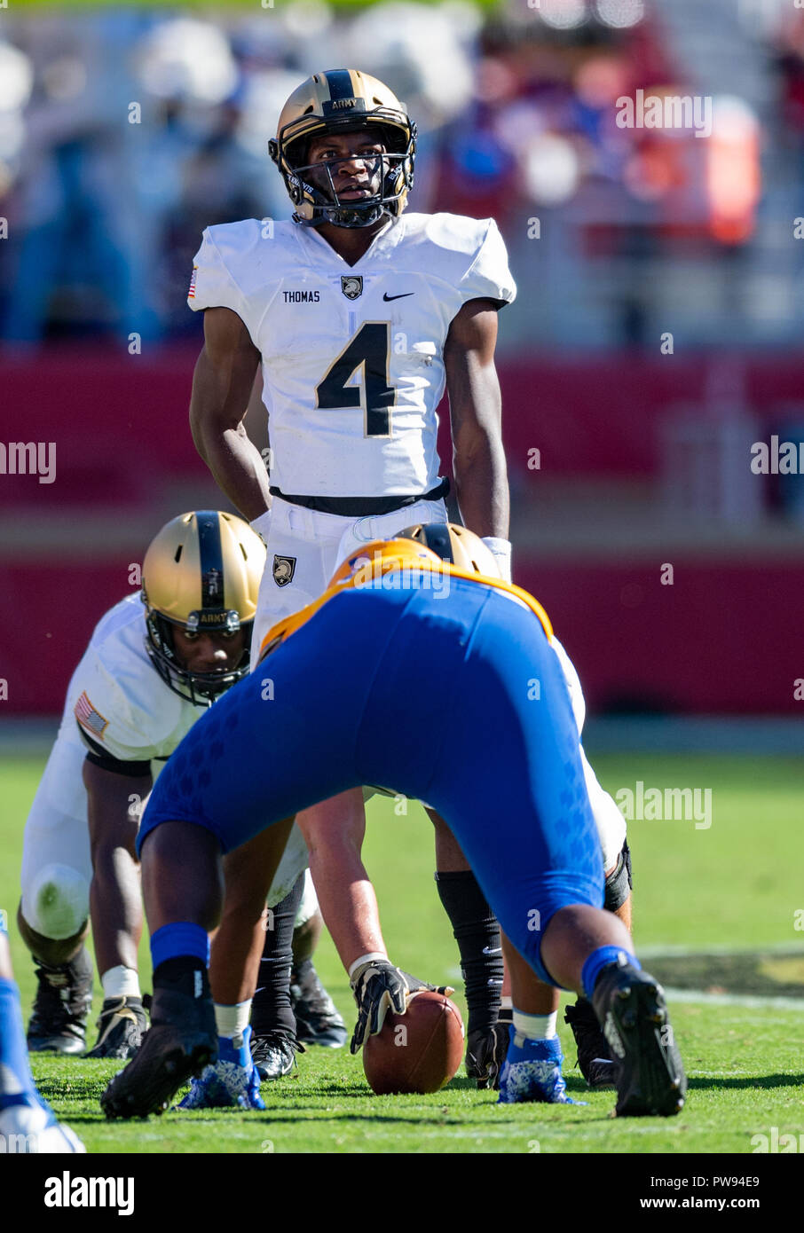 Santa Clara, Kalifornien, USA. 13 Okt, 2018. Armee schwarzen Ritter quarterback Cam Thomas (4) prüft die Anzeigetafel, während einer NCAA Football Spiel zwischen der Armee schwarzen Ritter und der San Jose State Spartans bei Levi's Stadion in Santa Clara, Kalifornien. Valerie Shoaps/CSM/Alamy leben Nachrichten Stockfoto