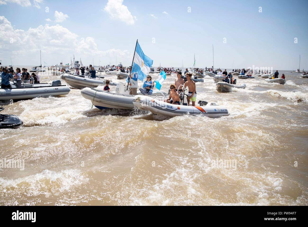 Buenos Aires. 13 Okt, 2018. Unterstützer von Argentinien folgen Dante Cittadini/Teresa Romairone zu feiern Nach dem Segeln gemischt 2-Person multihull Nacra 15 Klasse Finale bei den Summer Youth Olympic Games 2018 in Buenos Aires, Argentinien, Okt. 13, 2018. Argentinien gewann das Gold. Credit: Li Ming/Xinhua/Alamy leben Nachrichten Stockfoto