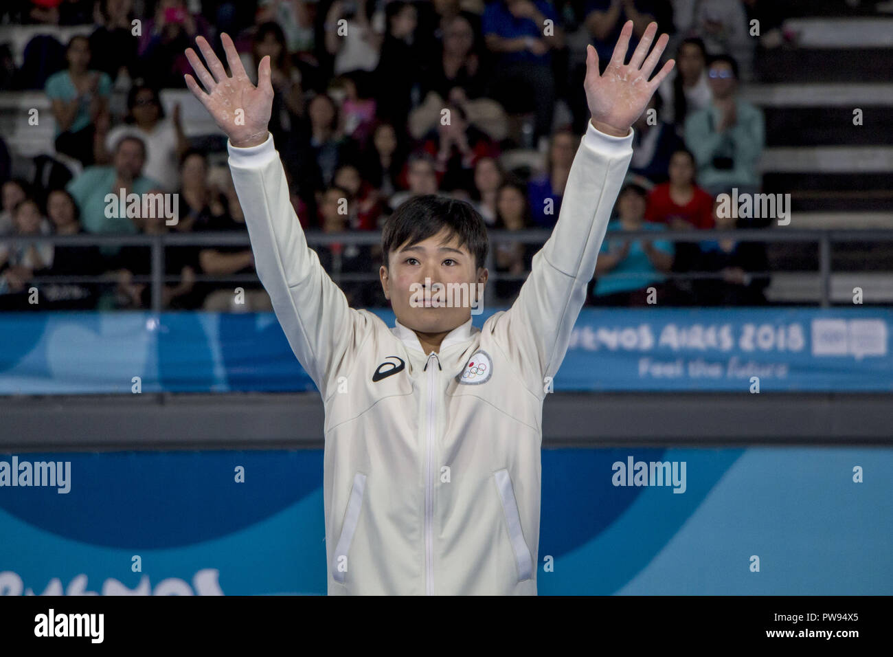 Buenos Aires, Buenos Aires, Argentinien. 13 Okt, 2018. Die Japanische gymnast Kitazono Takeru künstlerischer Männlich Gymnastik erreicht die Goldmedaille in der Spezialität, der 2018 Youth Olympic Games. Credit: Roberto Almeida Aveledo/ZUMA Draht/Alamy leben Nachrichten Stockfoto