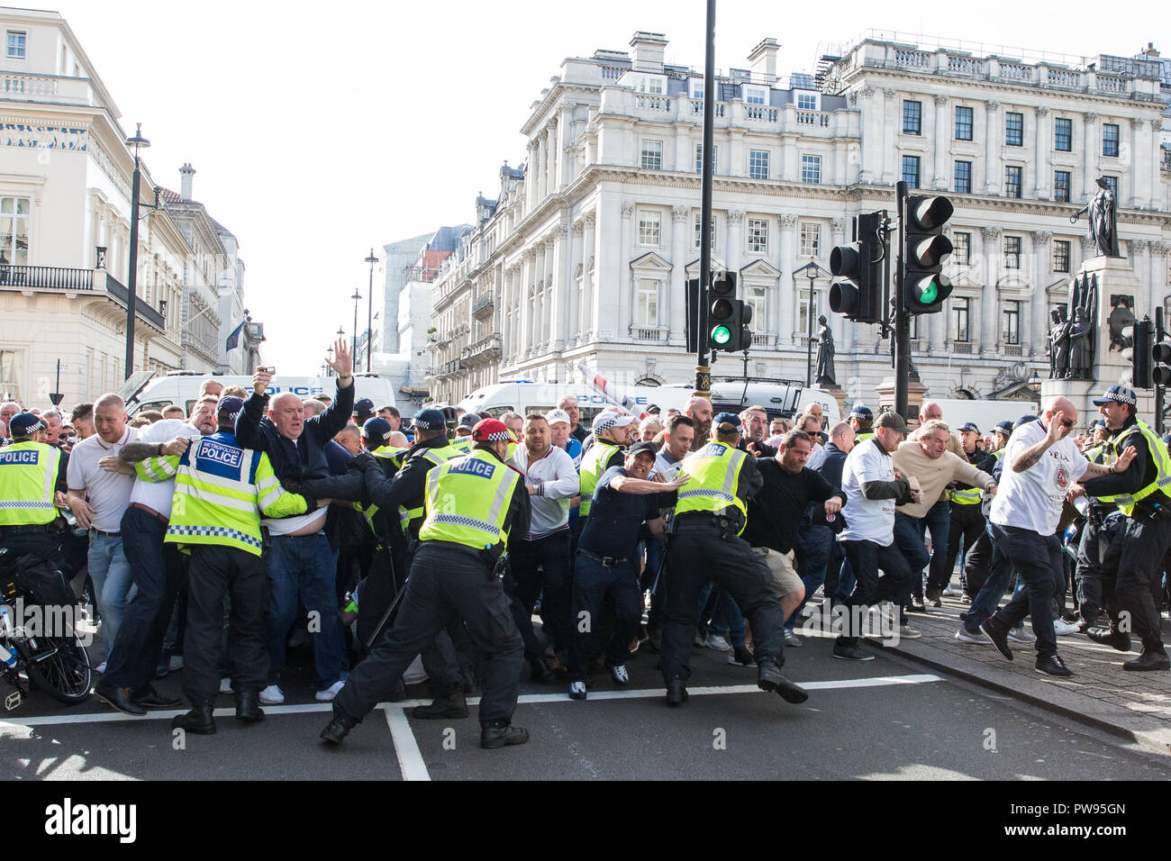 London, Großbritannien. 13. Oktober, 2018. Die Anhänger der rechtsextremen Demokratischen Fußball Jungs Alliance (DFLA) Bruch durch eine Polizeikette nach antifaschistischen Gruppen, darunter auch viele Frauen aus der Feministisch antifaschistischen Versammlung die Route der Demonstration durch London blockiert. Anti-rassistische Gruppen hielt auch eine Einheit Demonstration mit der DFLA Demonstration zusammenfällt. Credit: Mark Kerrison/Alamy leben Nachrichten Stockfoto