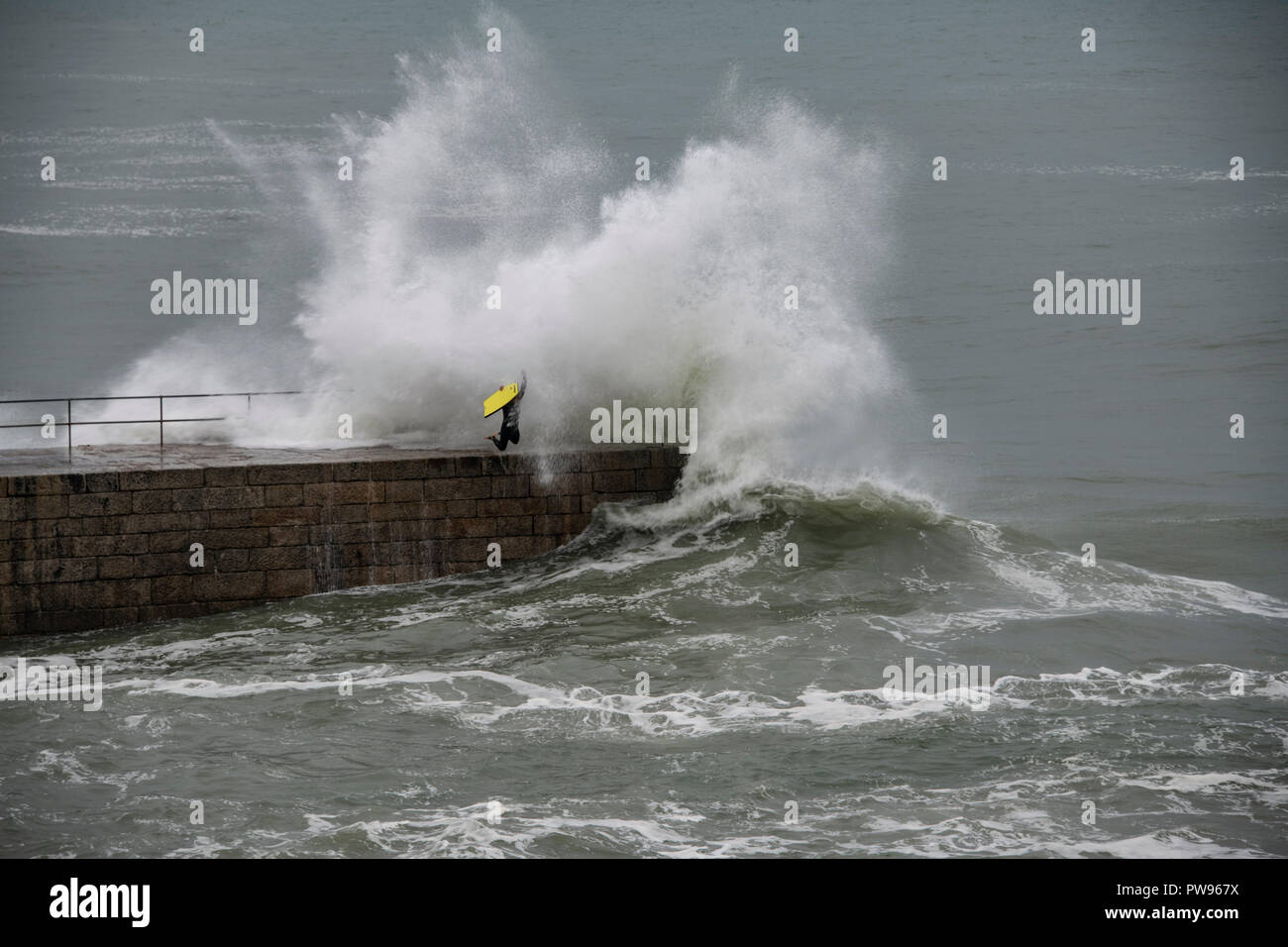 Porthleven harborStorm Callum porthleven Cornwall erzeugt immer noch große Wellen 14-10-2018 Stockfoto