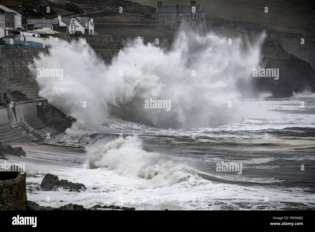 Porthleven, Storm Cornwall UK. Oktober 2018. Storm Callum porthleven Cornwall erzeugt immer noch große Wellen am Tye Rock 14-10-2018 Credit: Kathleen White/Alamy Live News Stockfoto