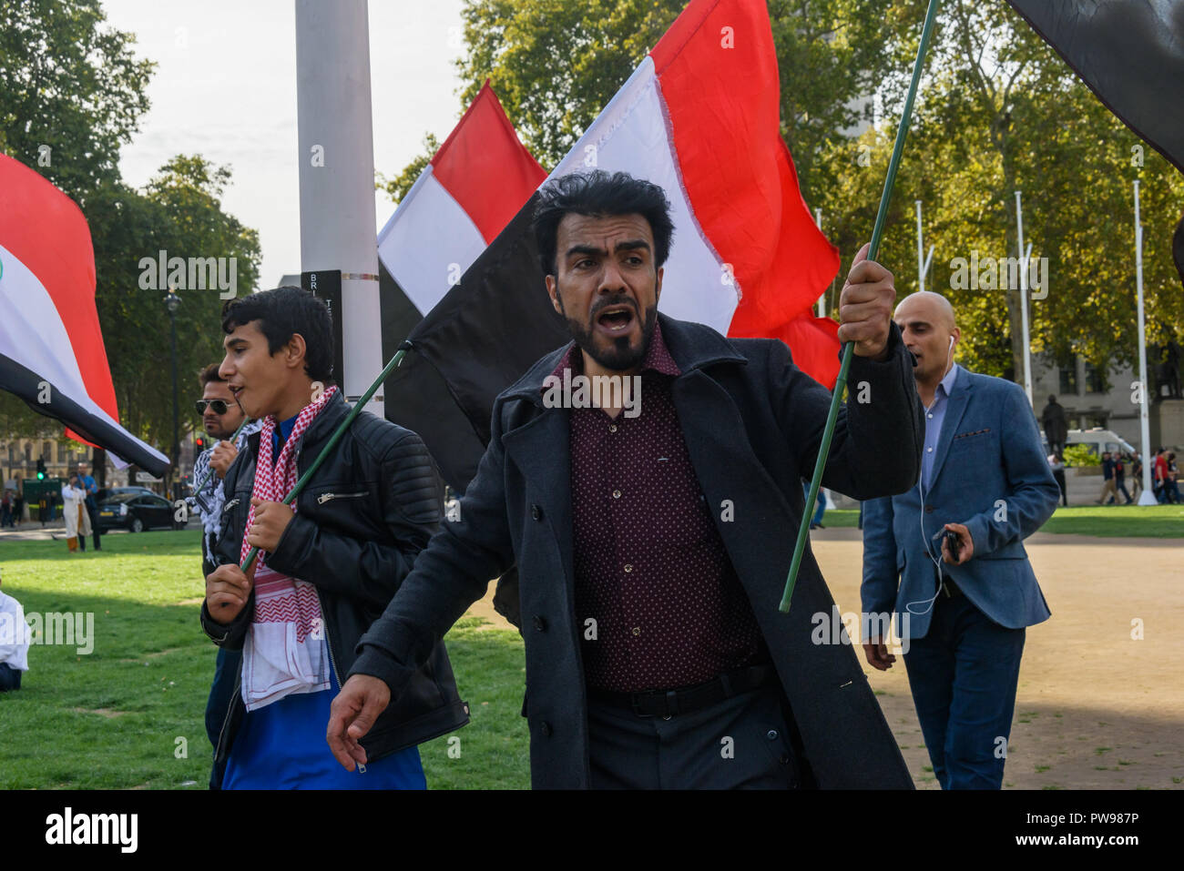 Oktober 13, 2018 - London, UK. 13. Oktober 2018. Die Demonstranten gehen in Parliament Square, die Fahnen der Al Ahwaz Befreiungsorganisation (ALO), durch Al Ahwaz im Jahre 1920 angenommen, und protestierten lautstark mit Blick auf die Häuser des Parlaments für den Iran die Unterdrückung ihres Volkes zu beenden und aus ihrem Land zu erhalten. Al Ahwaz, die nördliche Seite des Persischen Golfs wurde unter britische Kontrolle bis 1925, mit der Bevölkerung genießen erhebliche Autonomie als Arabistan. Das Emirat wurde durch den Persischen Regimes nach einer Rebellion im Jahre 1924 und der Bereich von persischen Truppen besetzt aufgelöst, und ein Verfahren Stockfoto