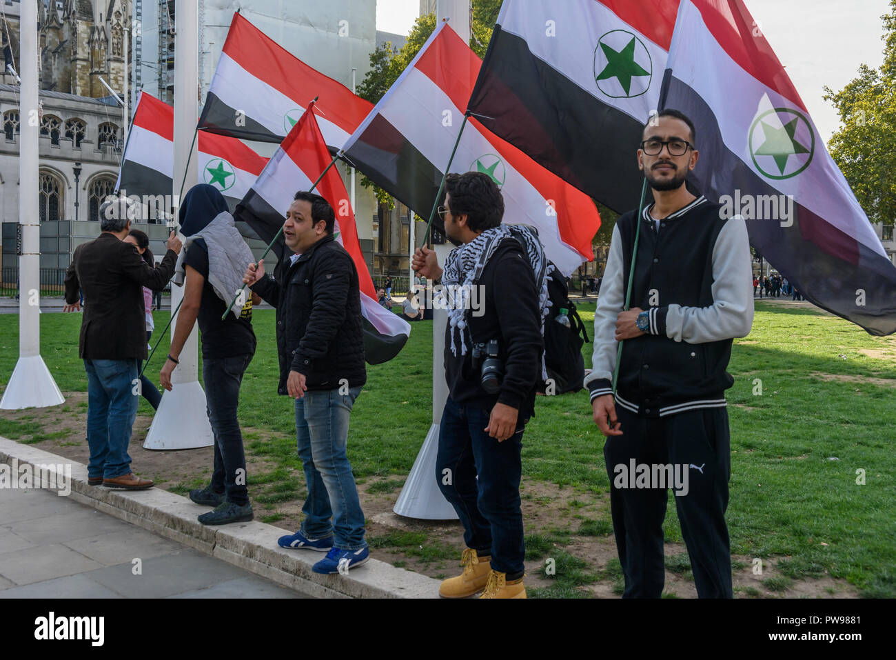 Oktober 13, 2018 - London, UK. 13. Oktober 2018. Die Demonstranten gehen in Parliament Square, die Fahnen der Al Ahwaz Befreiungsorganisation (ALO), durch Al Ahwaz im Jahre 1920 angenommen, und protestierten lautstark mit Blick auf die Häuser des Parlaments für den Iran die Unterdrückung ihres Volkes zu beenden und aus ihrem Land zu erhalten. Al Ahwaz, die nördliche Seite des Persischen Golfs wurde unter britische Kontrolle bis 1925, mit der Bevölkerung genießen erhebliche Autonomie als Arabistan. Das Emirat wurde durch den Persischen Regimes nach einer Rebellion im Jahre 1924 und der Bereich von persischen Truppen besetzt aufgelöst, und ein Verfahren Stockfoto