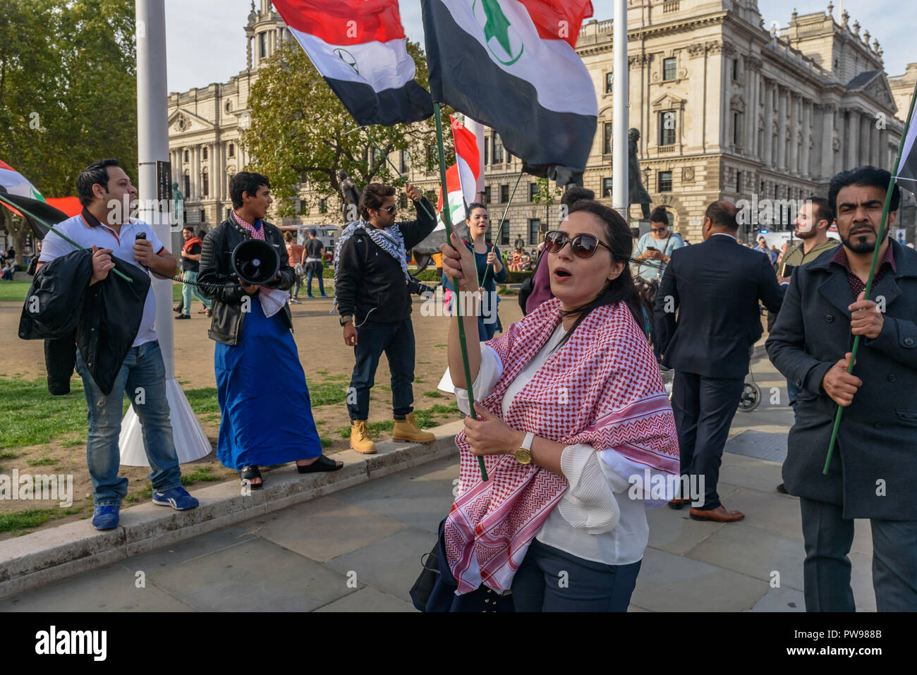 Oktober 13, 2018 - London, UK. 13. Oktober 2018. Die Demonstranten gehen in Parliament Square, die Fahnen der Al Ahwaz Befreiungsorganisation (ALO), durch Al Ahwaz im Jahre 1920 angenommen, und protestierten lautstark mit Blick auf die Häuser des Parlaments für den Iran die Unterdrückung ihres Volkes zu beenden und aus ihrem Land zu erhalten. Al Ahwaz, die nördliche Seite des Persischen Golfs wurde unter britische Kontrolle bis 1925, mit der Bevölkerung genießen erhebliche Autonomie als Arabistan. Das Emirat wurde durch den Persischen Regimes nach einer Rebellion im Jahre 1924 und der Bereich von persischen Truppen besetzt aufgelöst, und ein Verfahren Stockfoto