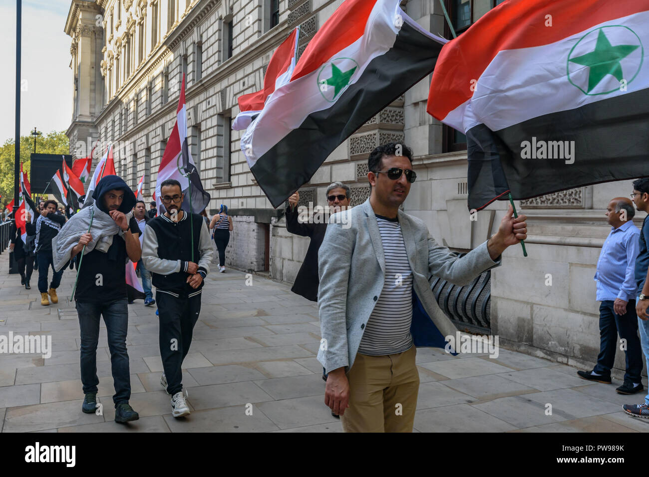 Oktober 13, 2018 - London, UK. 13. Oktober 2018. Die Demonstranten gehen in Parliament Square, die Fahnen der Al Ahwaz Befreiungsorganisation (ALO), durch Al Ahwaz im Jahre 1920 angenommen, und protestierten lautstark mit Blick auf die Häuser des Parlaments für den Iran die Unterdrückung ihres Volkes zu beenden und aus ihrem Land zu erhalten. Al Ahwaz, die nördliche Seite des Persischen Golfs wurde unter britische Kontrolle bis 1925, mit der Bevölkerung genießen erhebliche Autonomie als Arabistan. Das Emirat wurde durch den Persischen Regimes nach einer Rebellion im Jahre 1924 und der Bereich von persischen Truppen besetzt aufgelöst, und ein Verfahren Stockfoto