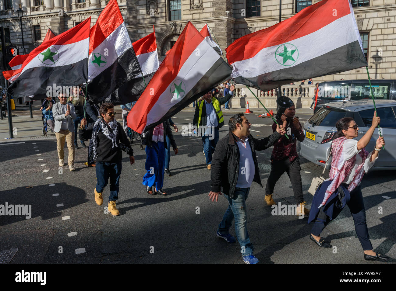 Oktober 13, 2018 - London, UK. 13. Oktober 2018. Die Demonstranten gehen in Parliament Square, die Fahnen der Al Ahwaz Befreiungsorganisation (ALO), durch Al Ahwaz im Jahre 1920 angenommen, und protestierten lautstark mit Blick auf die Häuser des Parlaments für den Iran die Unterdrückung ihres Volkes zu beenden und aus ihrem Land zu erhalten. Al Ahwaz, die nördliche Seite des Persischen Golfs wurde unter britische Kontrolle bis 1925, mit der Bevölkerung genießen erhebliche Autonomie als Arabistan. Das Emirat wurde durch den Persischen Regimes nach einer Rebellion im Jahre 1924 und der Bereich von persischen Truppen besetzt aufgelöst, und ein Verfahren Stockfoto