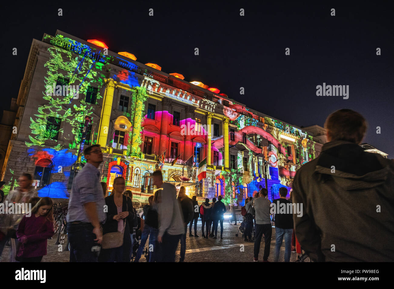 Deutschland, Berlin. 13. Oktober 2018. Berliner und Touristen genießen das jährliche Festival der Lichter als Internationale Licht Künstler, Wahrzeichen der Hauptstadt und Gebäude mit beeindruckender Beleuchtung. Credit: Eden Breitz/Alamy leben Nachrichten Stockfoto