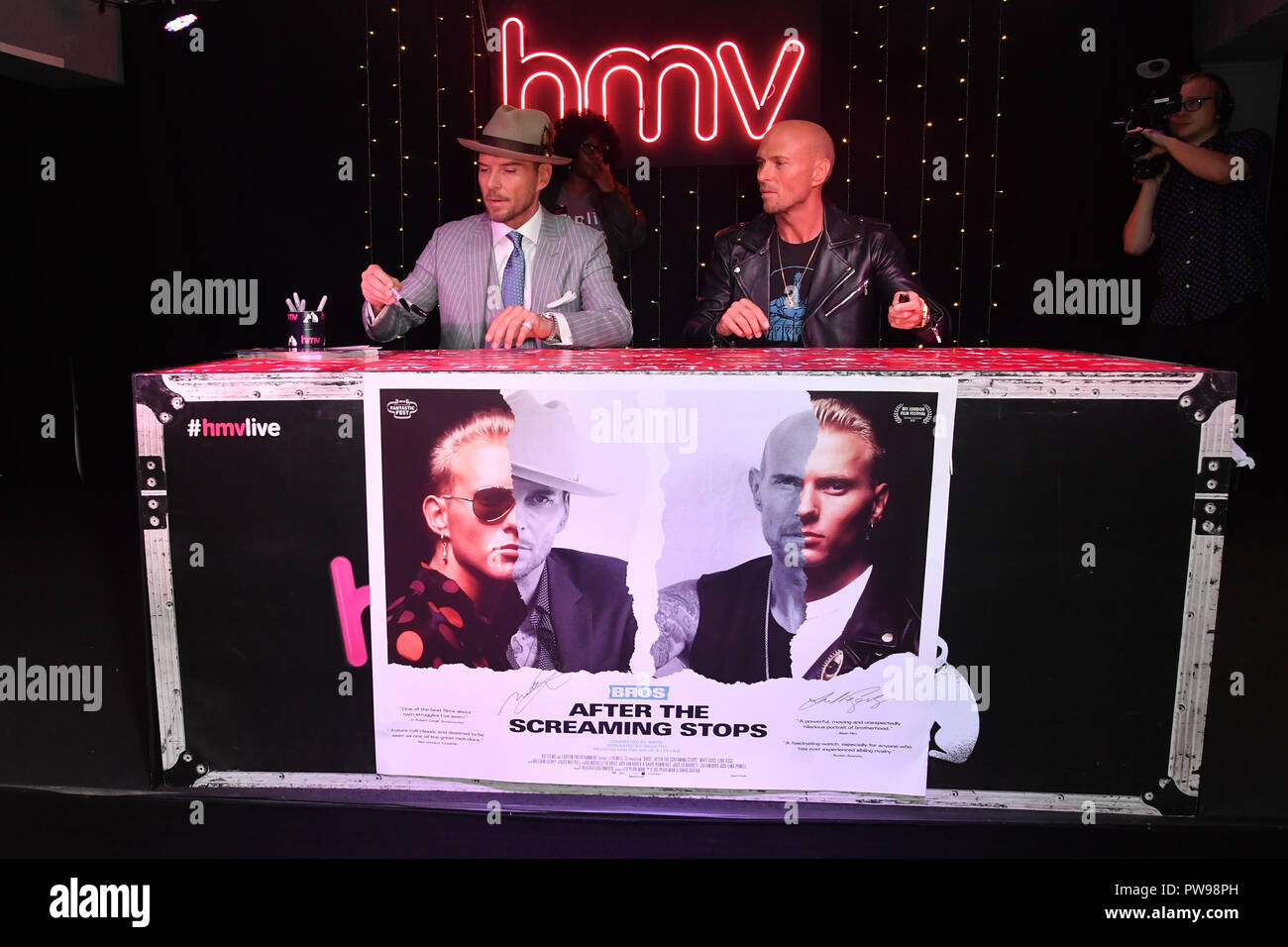 London, Großbritannien. 14. Oktober 2018. Iconic 80's Band Bros anlässlich des DVD-Release von ihren Dokumentarfilm "Bros: Nach dem Schreien nicht mehr mit einem exklusiven Unterzeichnung Veranstaltung in Flaggschiff hmv 363 Oxford Street Store am kommenden Sonntag, den 14. Oktober 2018. Bild Capital/Alamy leben Nachrichten Stockfoto