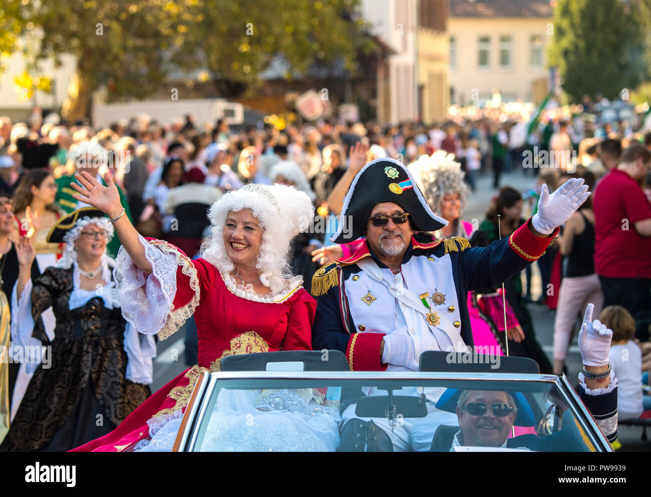 Neustadt, Deutschland. 14 Okt, 2018. 'Napoleon' mit 'Josephine' vom Dorfplatz hexen Meckenheim Welle am Winzerfest Parade. Nach Angaben der Veranstalter rund 100 Zugnummern und über 100.000 Zuschauer werden nehmen Sie teil an Deutschlands größte Winzer Parade in Edenkoben. Foto: Andreas Arnold/dpa Quelle: dpa Picture alliance/Alamy Leben Nachrichten Quelle: dpa Picture alliance/Alamy Leben Nachrichten Quelle: dpa Picture alliance/Alamy leben Nachrichten Stockfoto