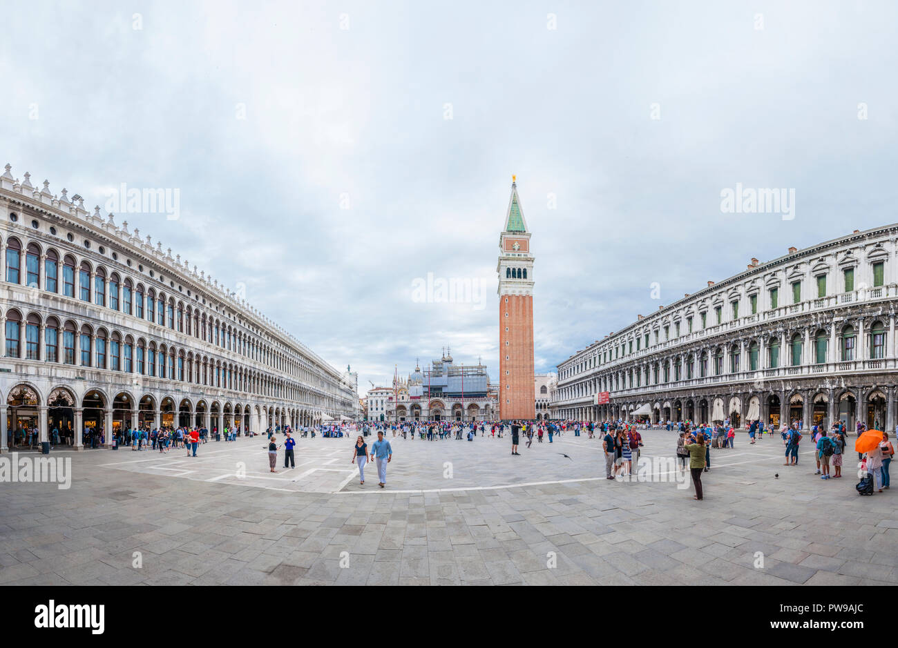 Venedig, Italien, 16. Juni 2014: Super wide angle Panoramablick auf St. Mark's Platz oder die Piazza San Marco, ist die grösste und bedeutendste Platz i Stockfoto