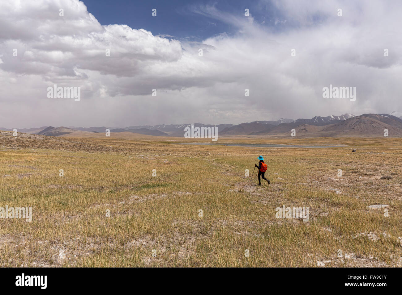 Trekker in tadschikischen Wakhan mit afghanischen Große Pamir im Hintergrund auf Trek von Keng Shiber Kara Jilga, Pamir, Gorno-Badakhshan, Tadschikistan. Stockfoto