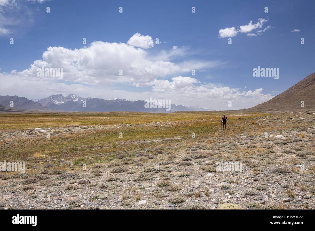 Trekker in tadschikischen Wakhan mit afghanischen Große Pamir im Hintergrund auf Trek von Keng Shiber Kara Jilga, Pamir, Gorno-Badakhshan, Tadschikistan. Stockfoto