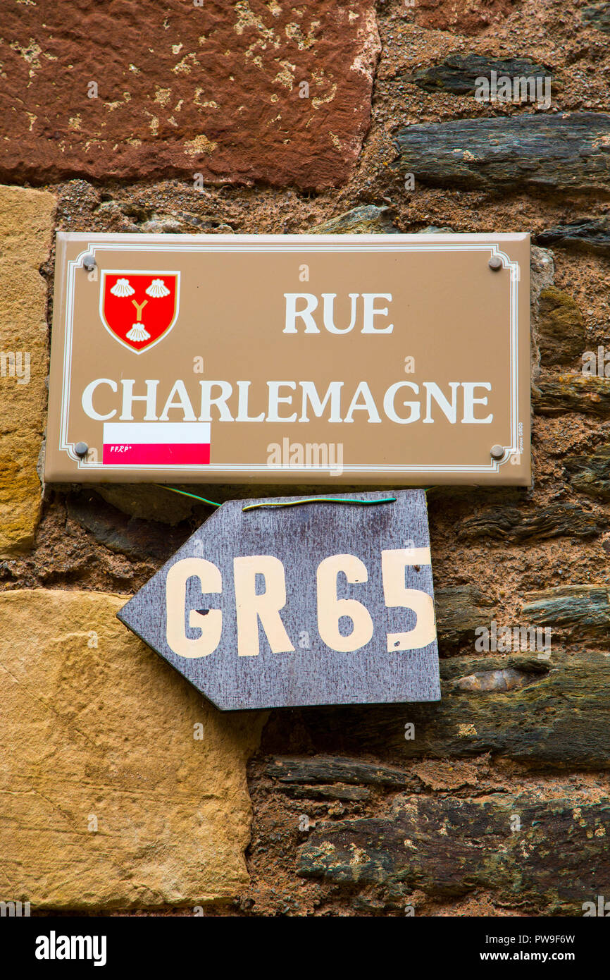 Melden Sie sich auf der Rue Charlemagne im mittelalterlichen Dorf Conques in Frankreich. Der GR 65 ist auch Teil der Wallfahrt, bekannt als Camino. Stockfoto