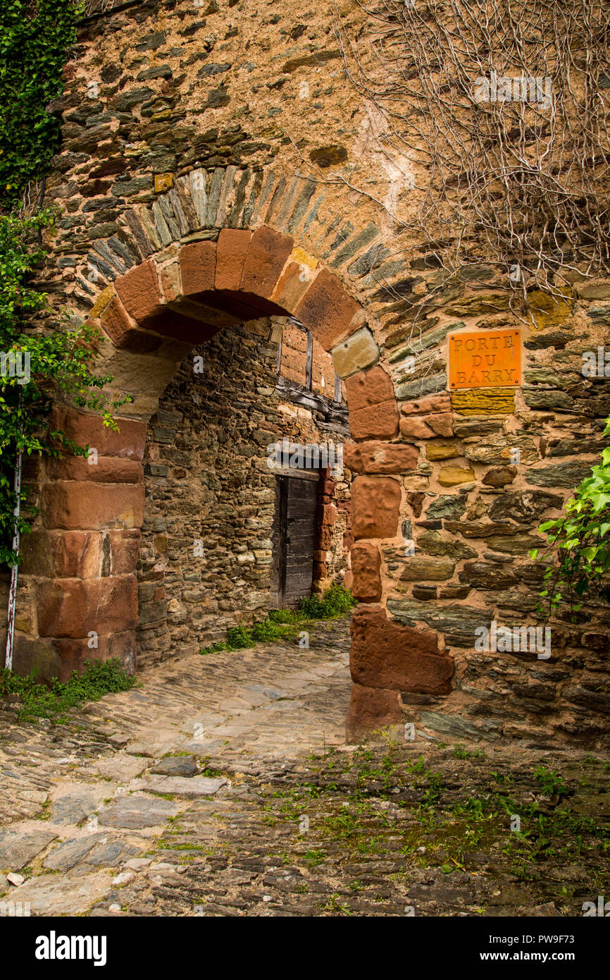 Die Porte du Barry Eingangstor im mittelalterlichen Dorf Conques in Frankreich Stockfoto