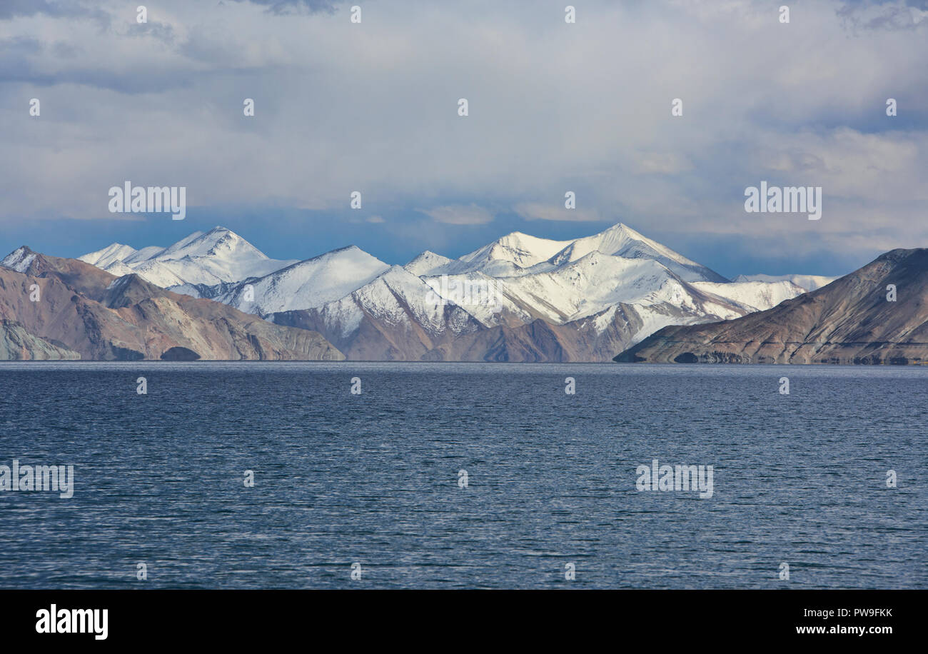 Schneebedeckten Gipfeln über schöne Pangong See, das Juwel von Ladakh, Indien Stockfoto