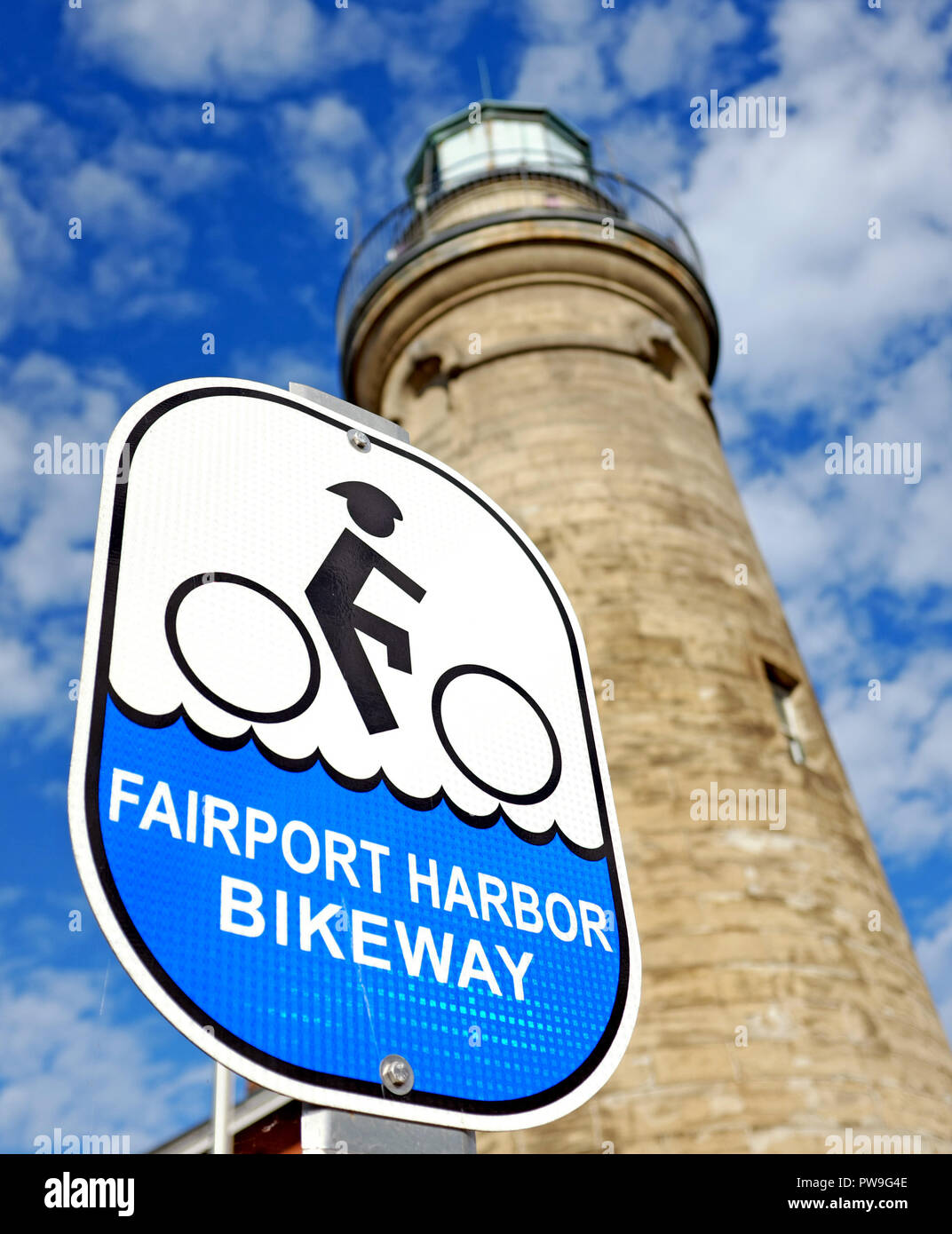Die Fairport Habor Radweg Schild zeigt das Überschreiten der 1871-Ära Leuchtturm ist Teil der 3,3 km Route Schleife in Fairport Hafen, Ohio, USA. Stockfoto
