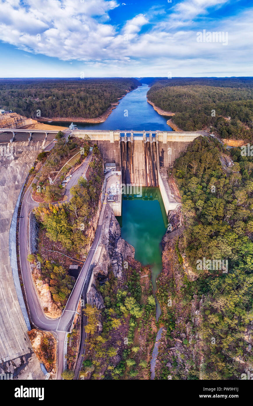 Massive konkrete Warraganba Damm auf Warragamba Fluss bilden Einzugsgebiet frisches Wasser zu Großraum Sydney zu liefern - Luftbild Panorama. Stockfoto