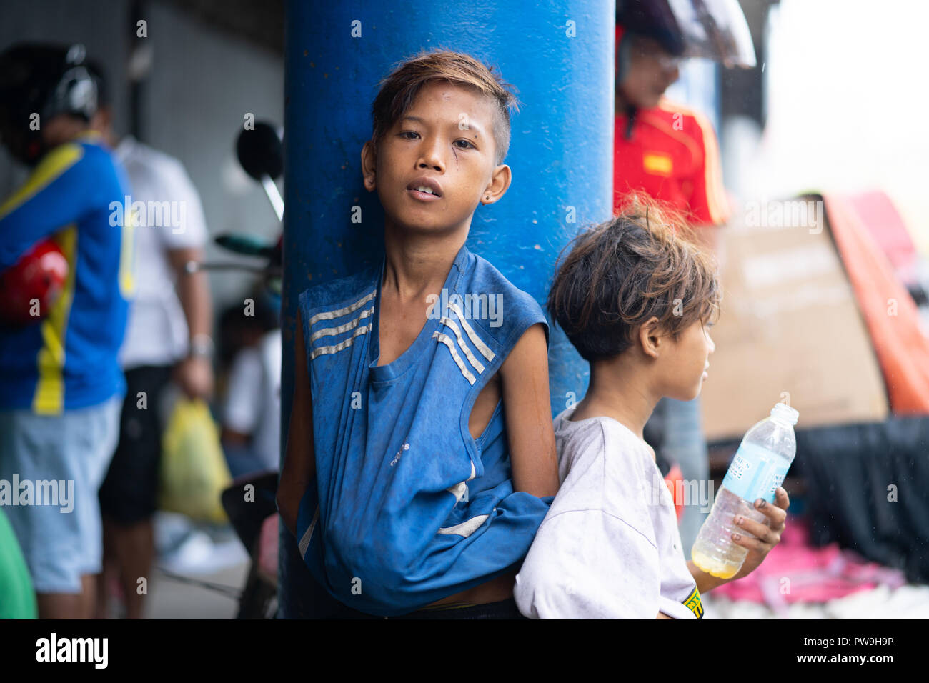 Eine junge Filipino junge blickt in die Kamera, der Innenstadt von Cebu City, Philippinen Stockfoto