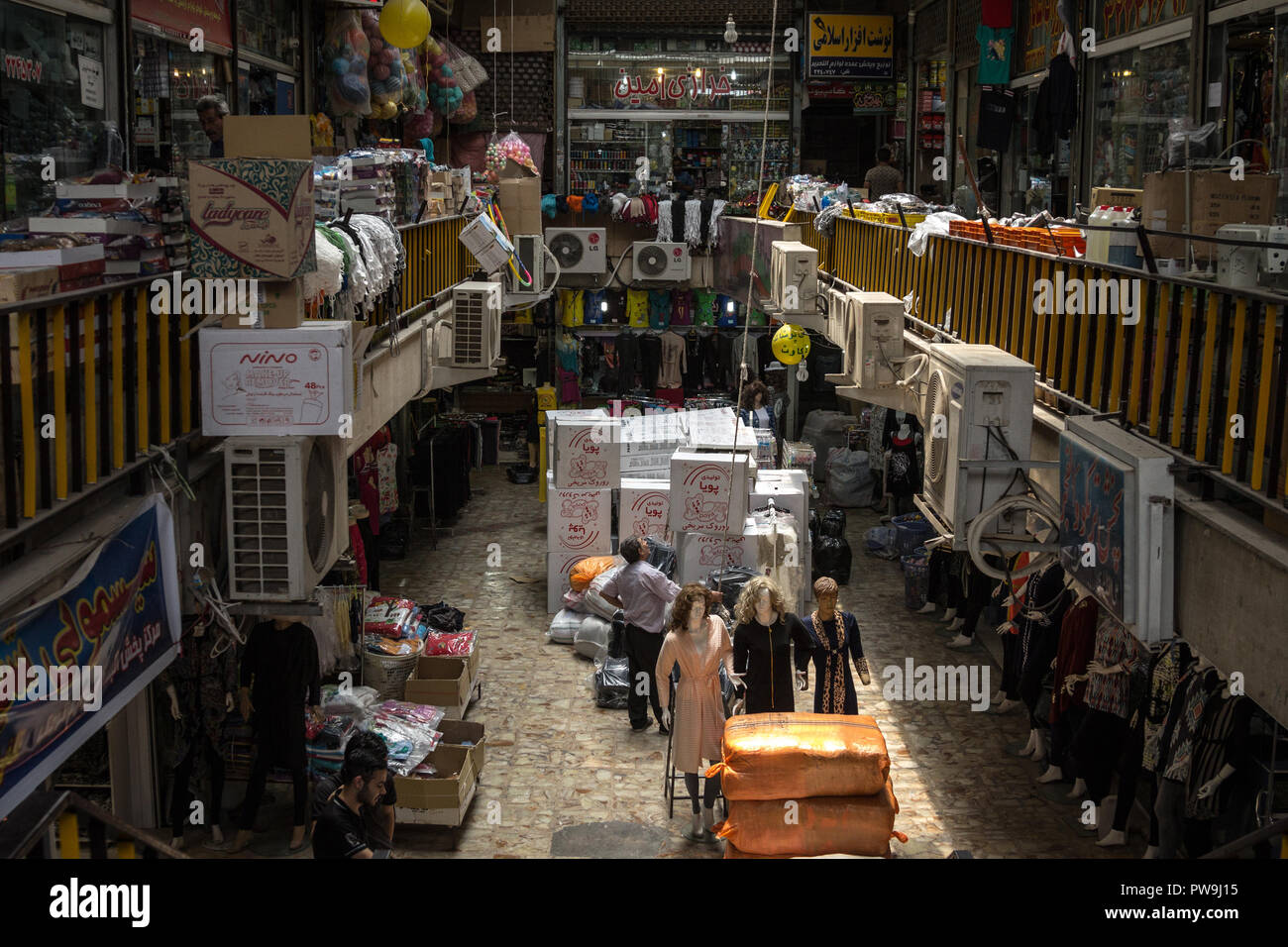 SHIRAZ, IRAN - 16. AUGUST 2018: Shiraz Vakil Bazar voller Waren und Güter in einem überdachten Gasse des Marktes geliefert werden. Symbol der Pro Stockfoto