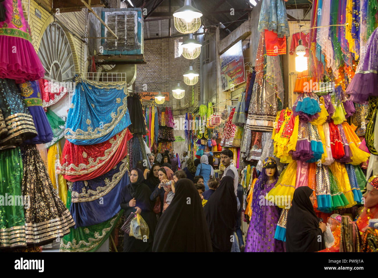 SHIRAZ, IRAN - 16. AUGUST 2018: Straße der Shiraz Vakil Bazar mit Frauen traditionelle bunte Kleidung und muslimischen Schleier. Symbol der Pers Stockfoto