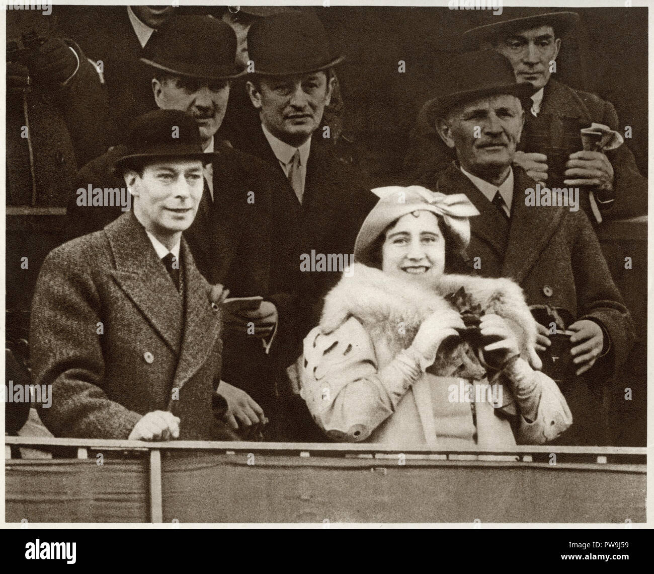 George die sechste mit seiner Frau Königin Elizabeth Bowes Lyon im Grand National horse race in Aintree Liverpool vom 19. März 1937 Stockfoto