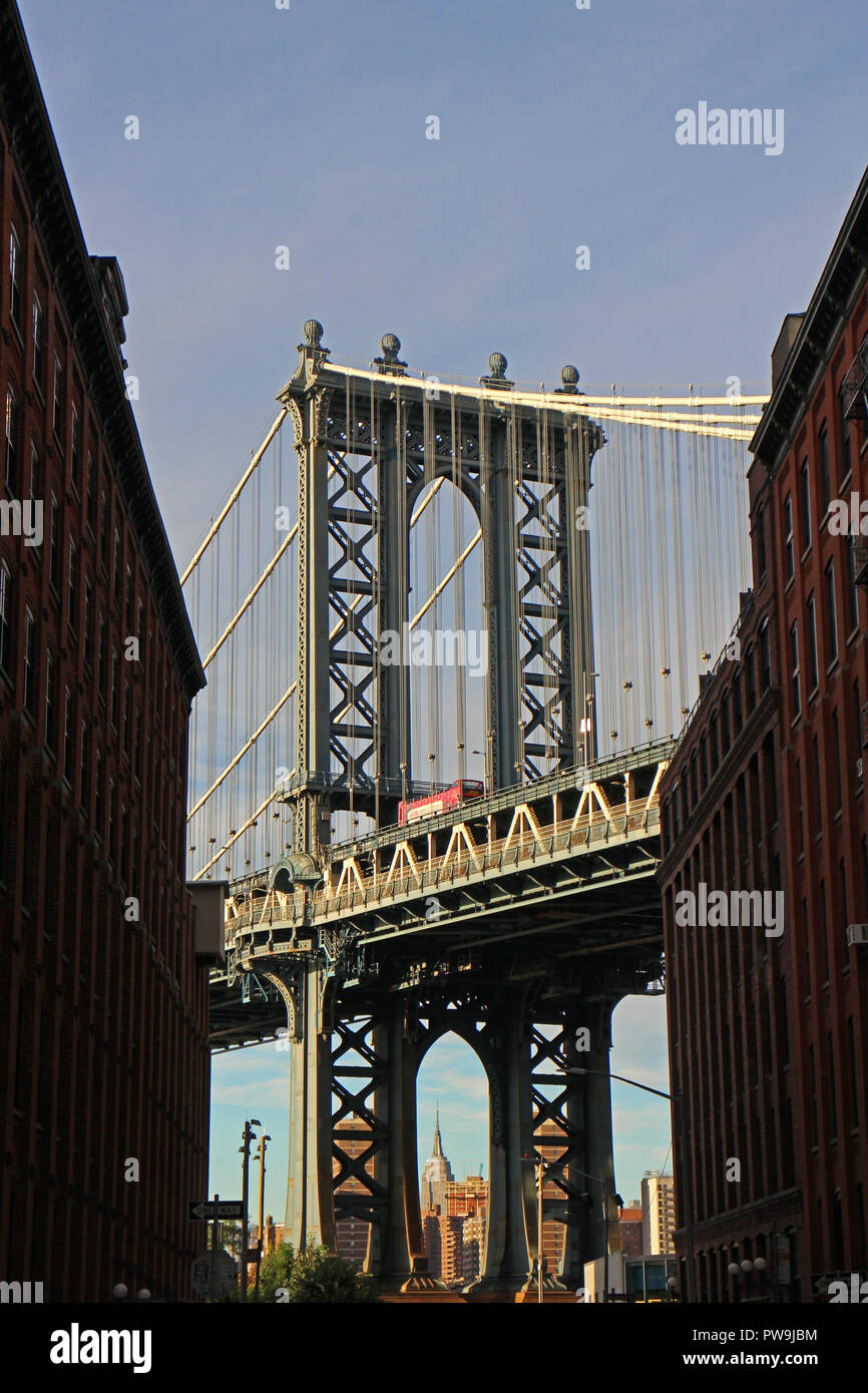 Empire State gesehen durch den Bogen der Brooklyn Bridge in Dumbo, Brooklyn Stockfoto