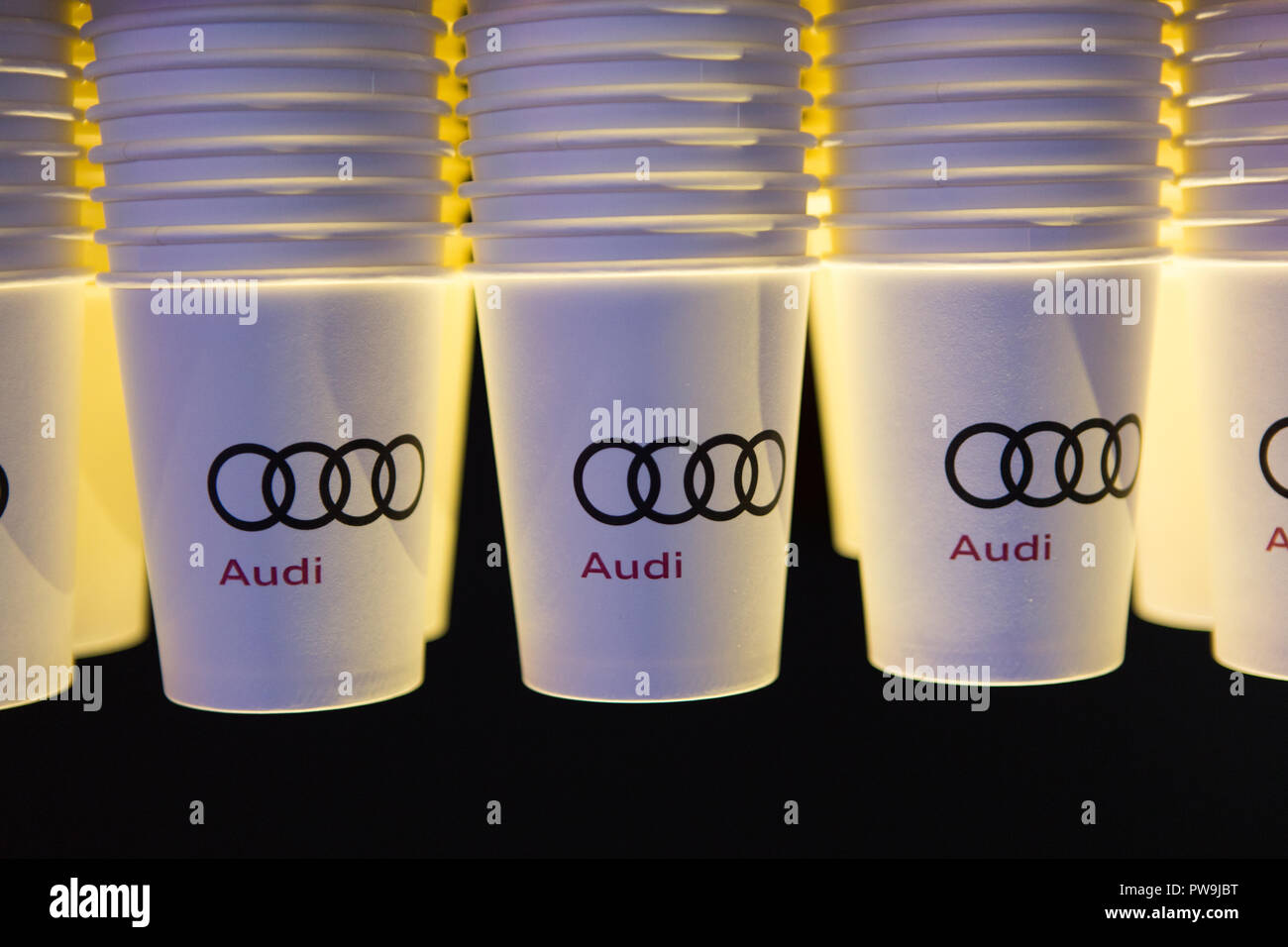 Audi Logo und Worte auf dem Papier Schale Stockfoto