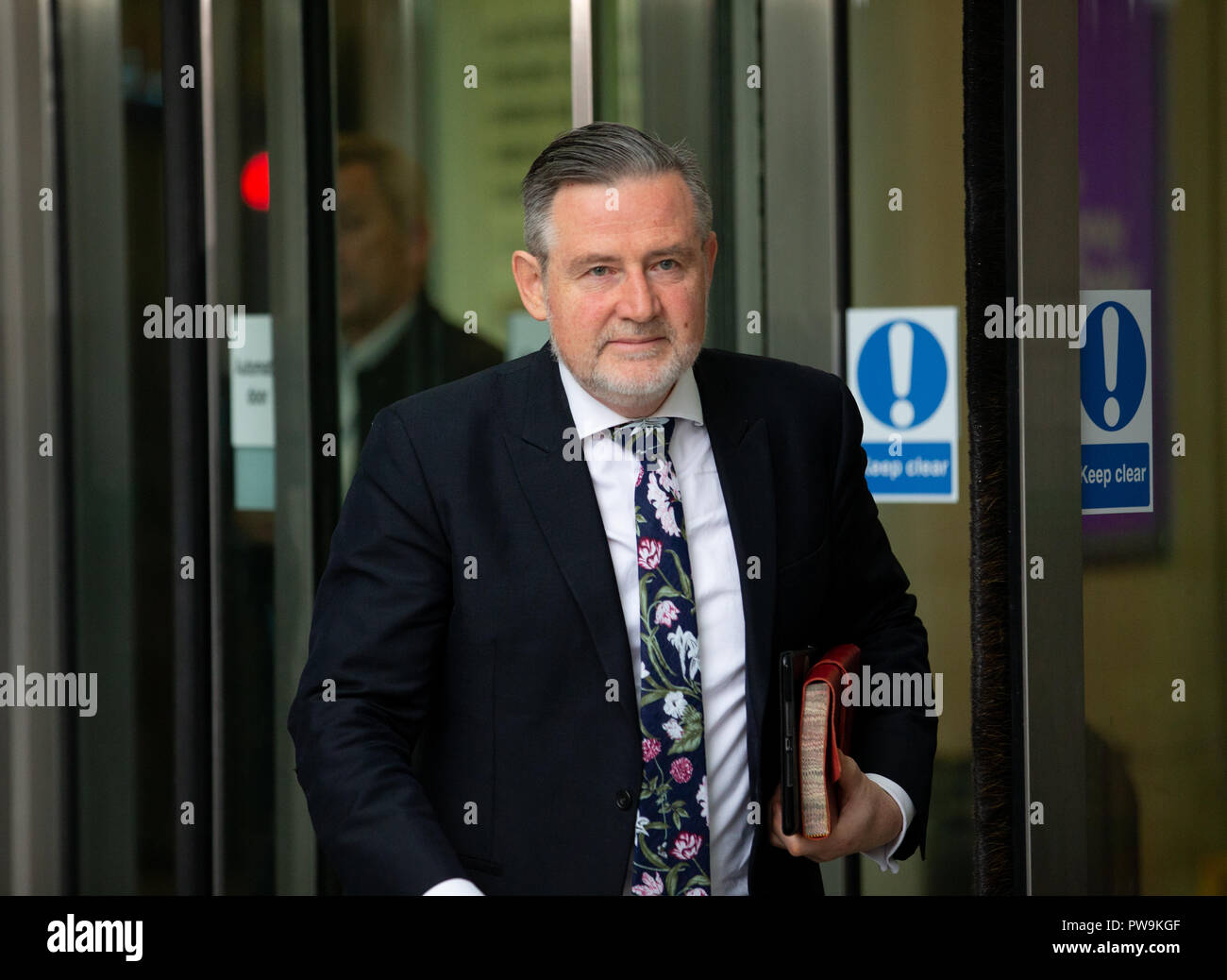 Barry Gardiner, Schatten Staatssekretär für internationalen Handel, verlässt den BBC-Studios in London nach einem Interview. Stockfoto