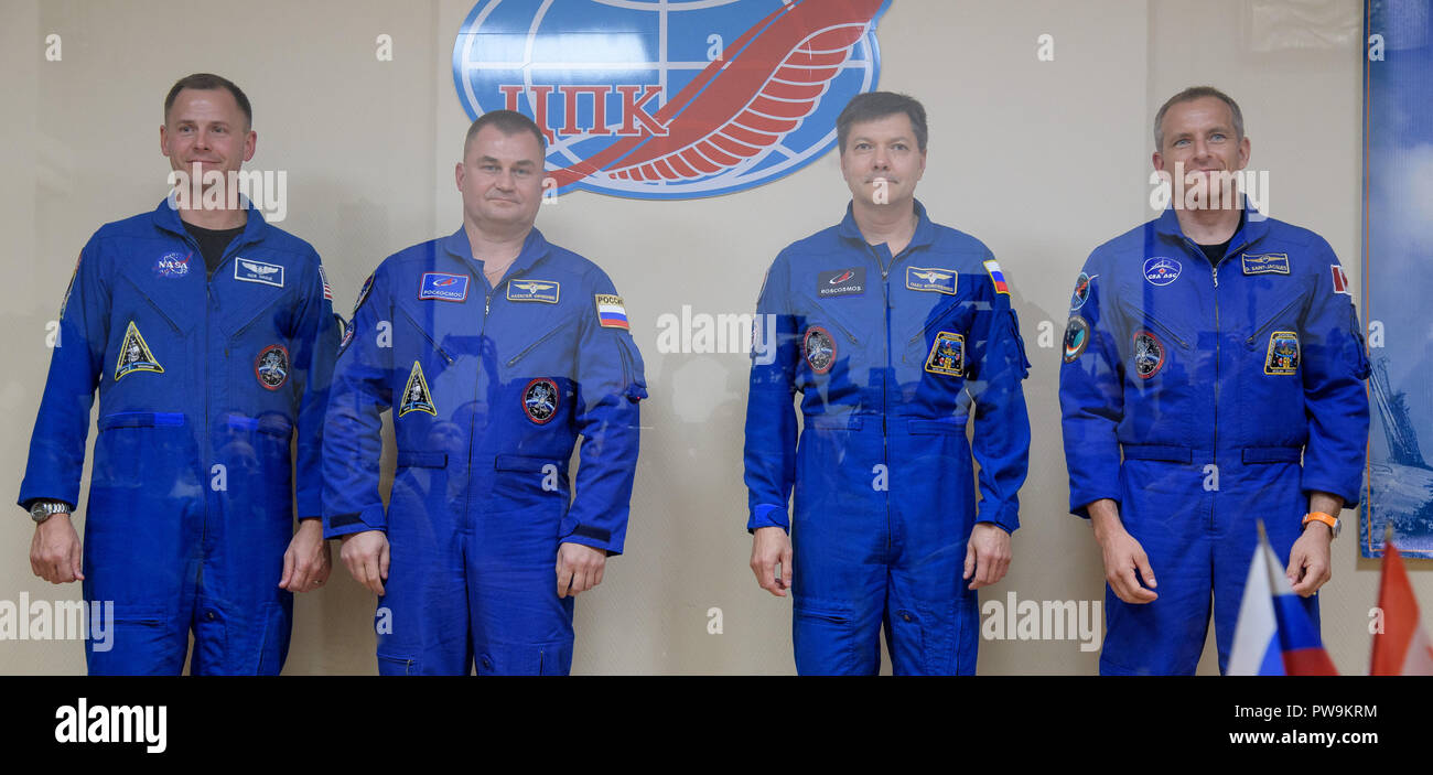 Internationale Raumstation ISS Expedition 57 Prime und Backup Crew Mitglieder stellen gemeinsam im Anschluss an eine Pressekonferenz aus der Isolation an der Kosmonauten Hotel Oktober 10, 2018 in Baikonur, Kasachstan. Stehend von links nach rechts sind: prime Crew Mitglieder Nick Haag und Alexey Ovchinin, backup Crew Mitglieder Oleg Kononenko und David Saint-Jacques. Stockfoto