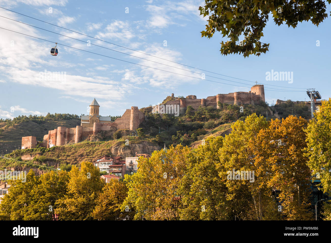 Blick auf die Festung Narikala an sonnigen Herbsttag. Tiflis, Georgien Stockfoto